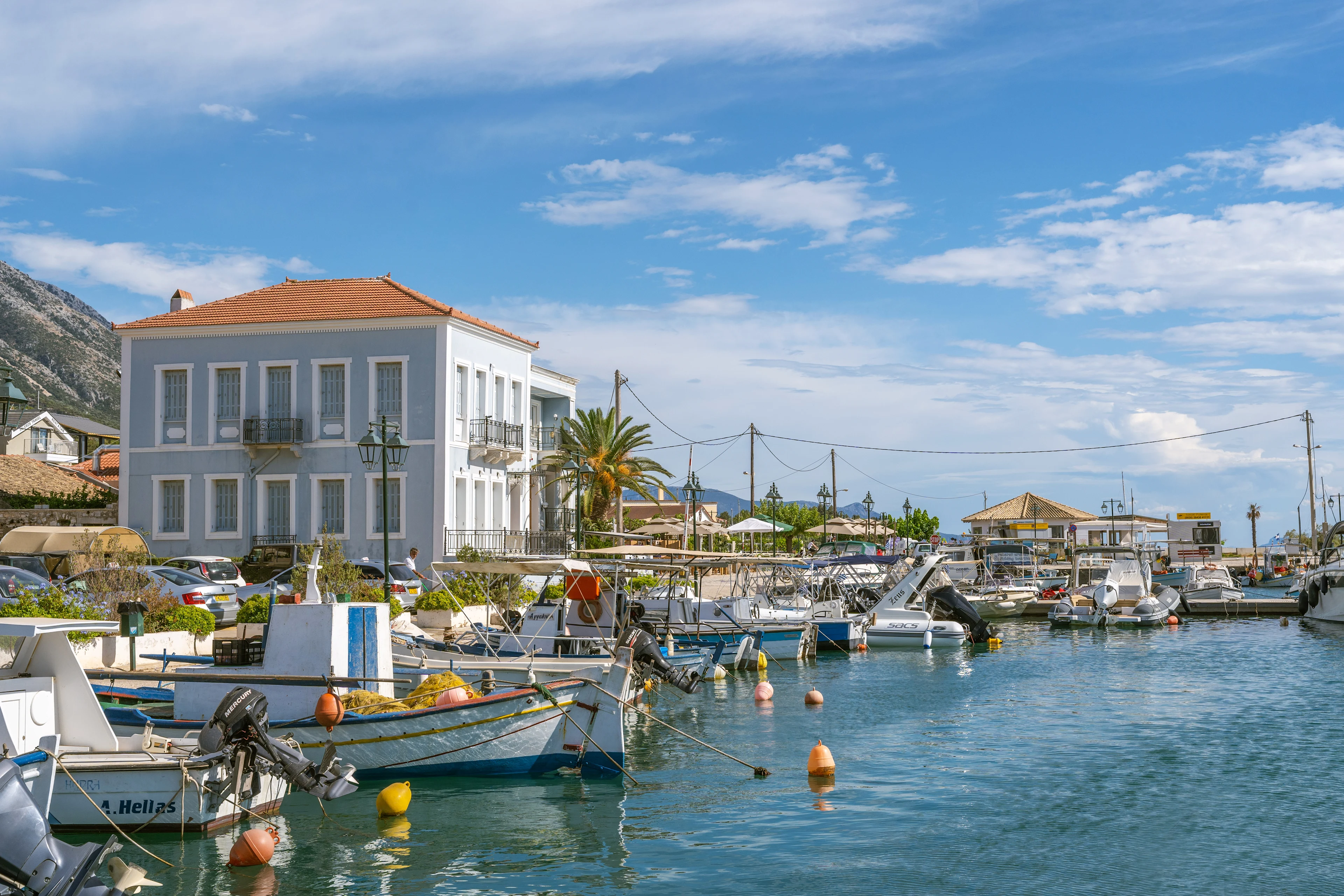 Hamnen i Paleros med marinan och båtar