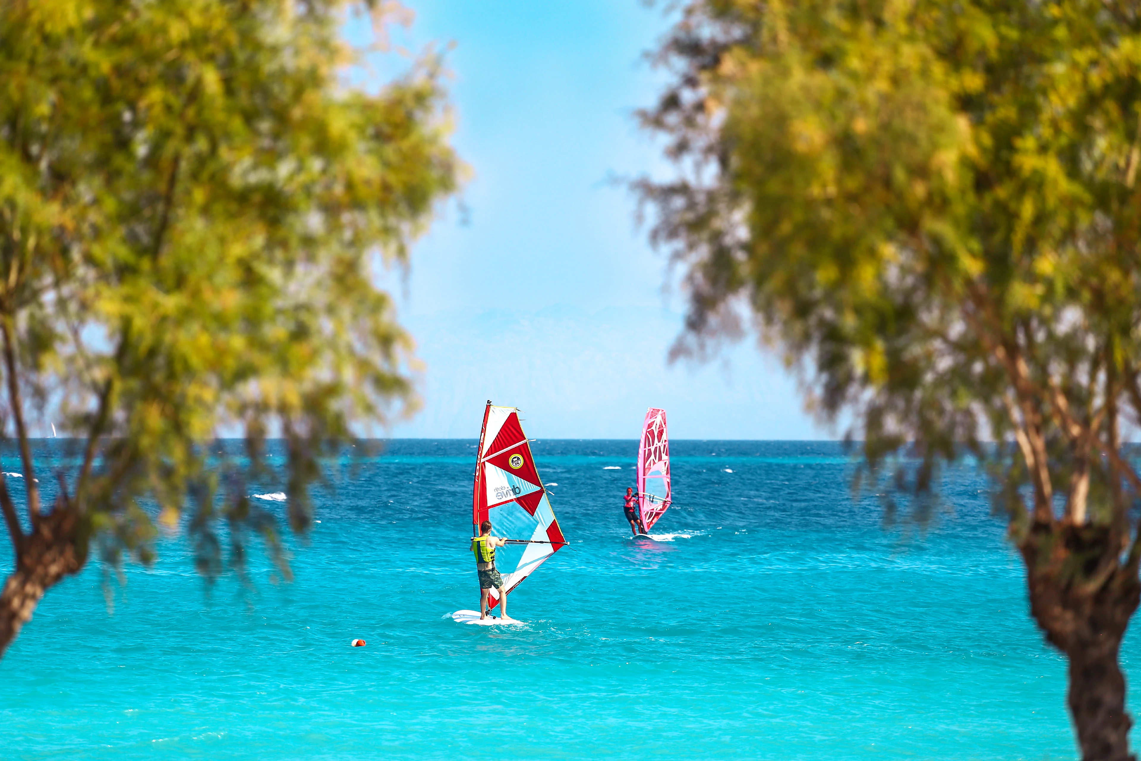 Windsurfen in Griekenland op een kalme zee