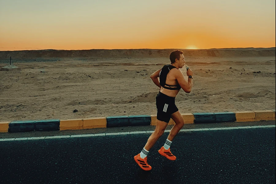 Man som springer i soluppgången i Egypten