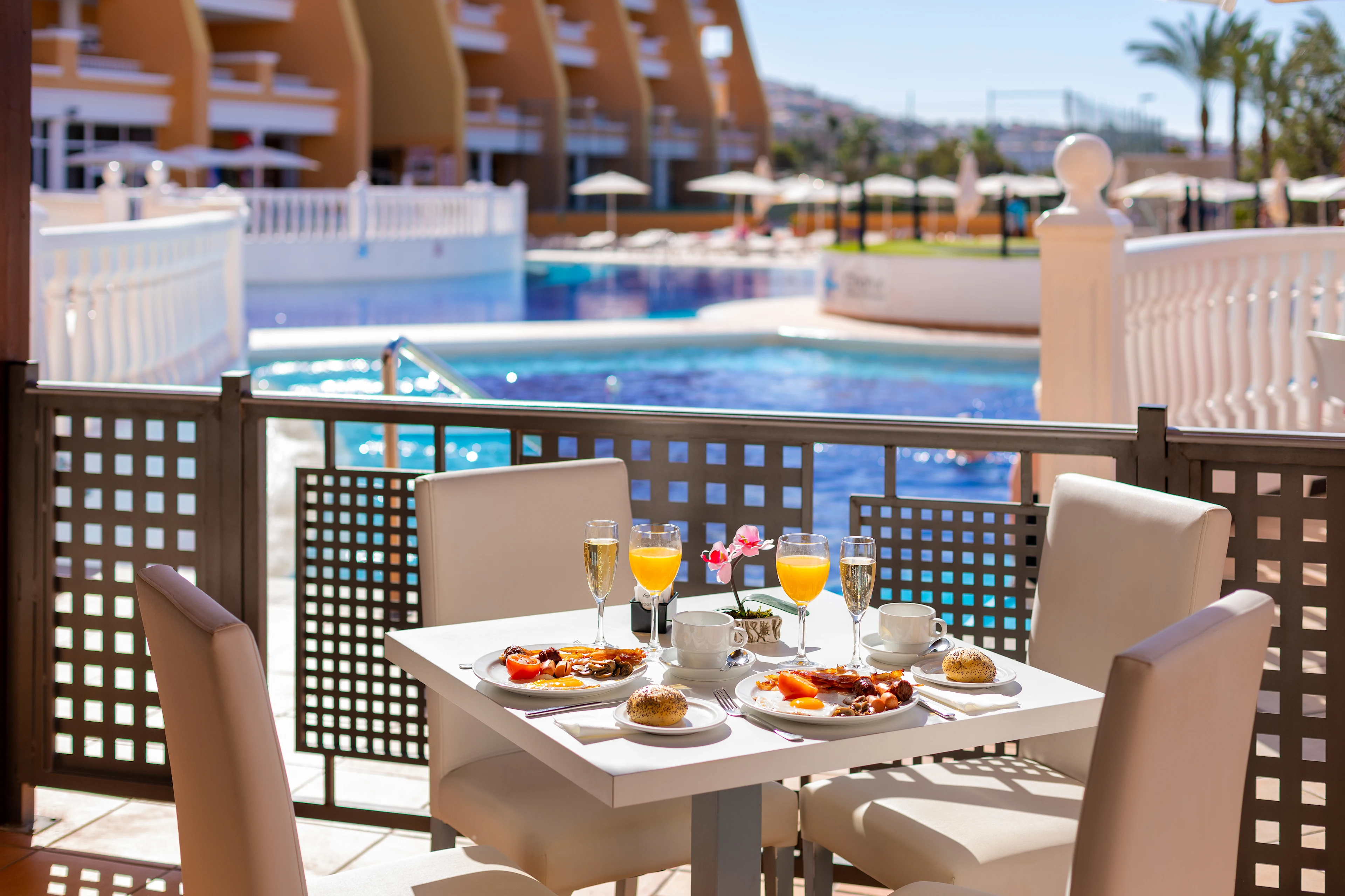 Uppdukat frukostbord med poolutsikt på Chatur Playa Real Resort, Teneriffa