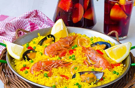 Herkullista paellaa lautasella