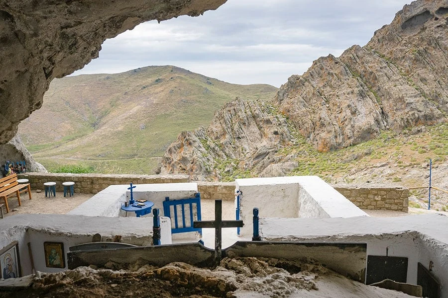 Utsikt fra den takløse kirken Panagia Kakaviotissa