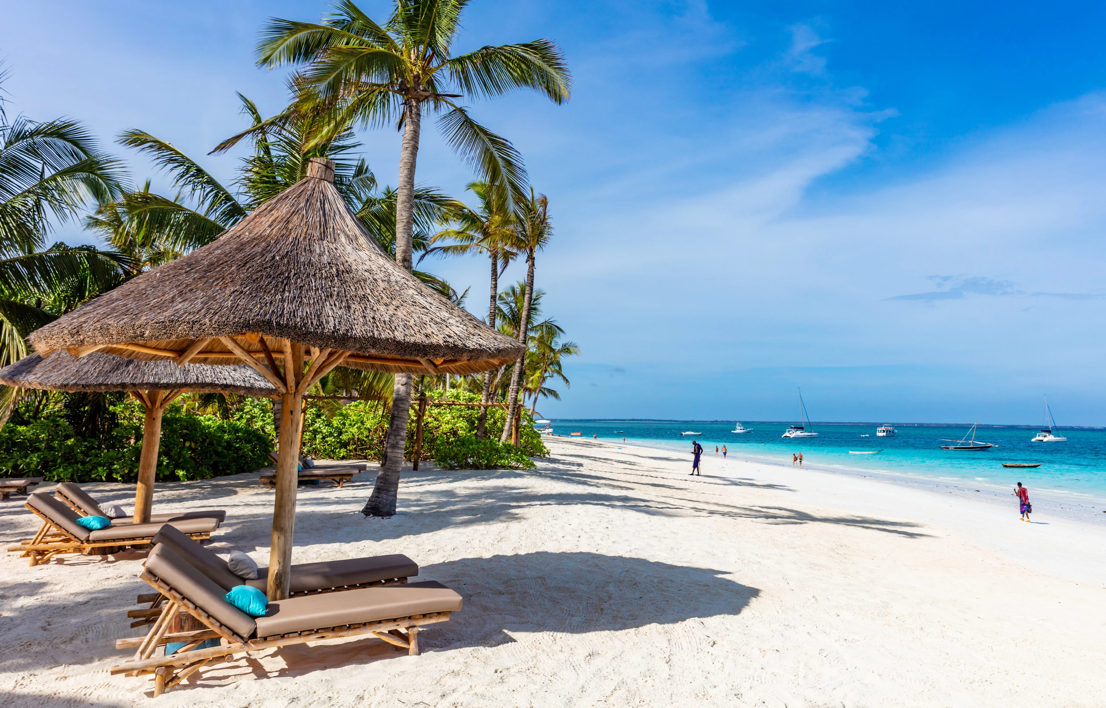 En vakker strand med solsenger og parasoller på Zanzibar