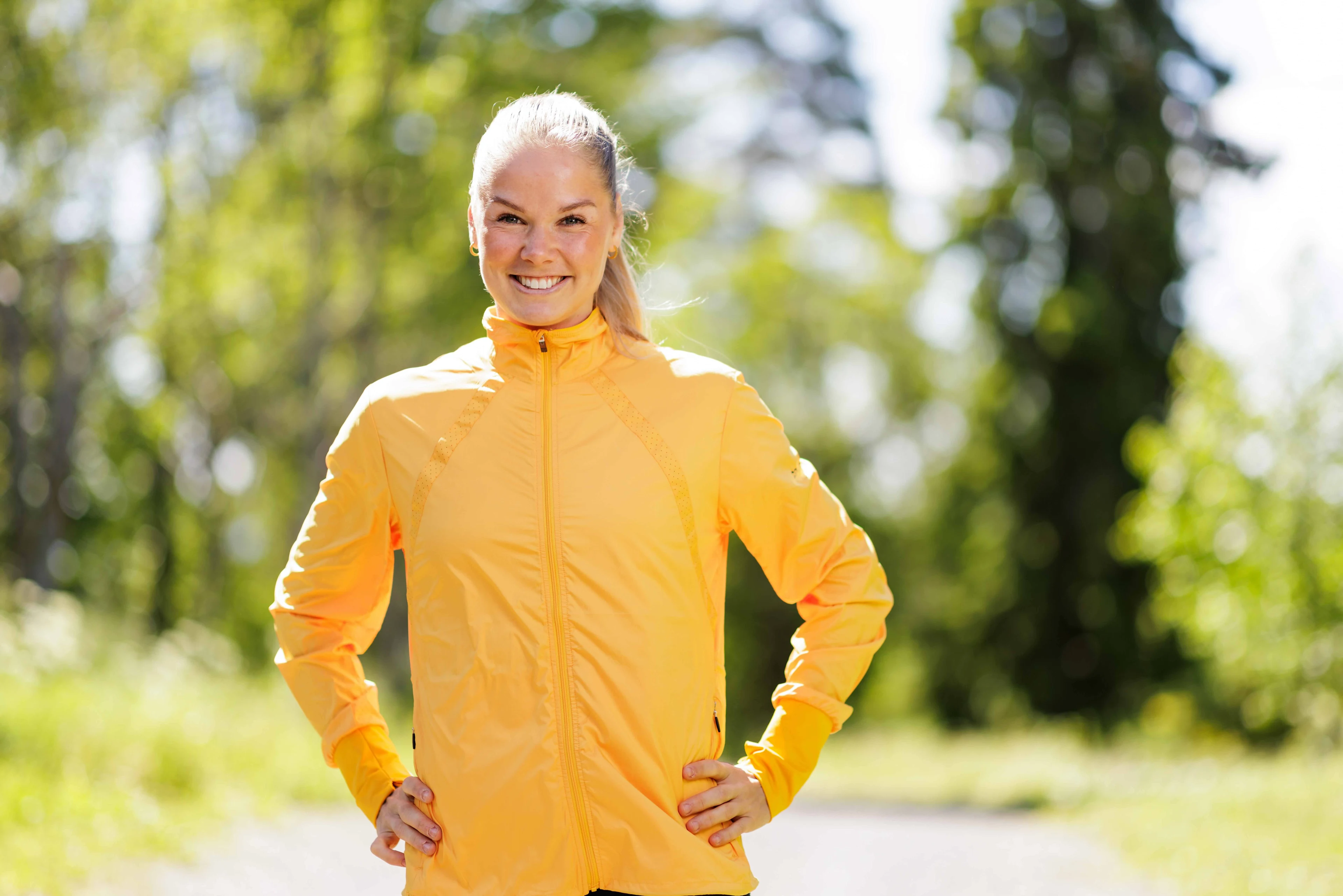 fotball på stranden i skumringen
