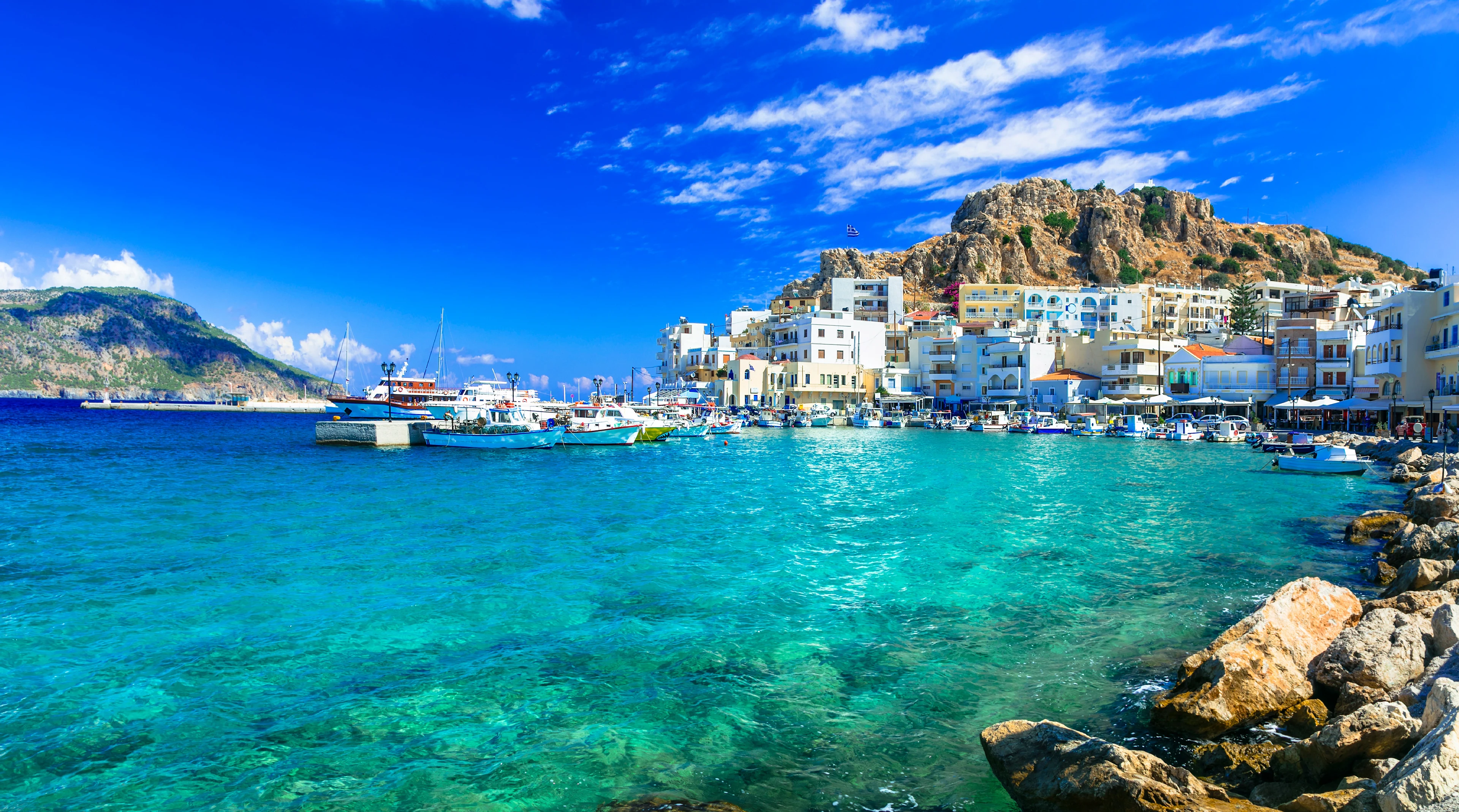 Utsikt över havet och staden Pigadia på Karpathos