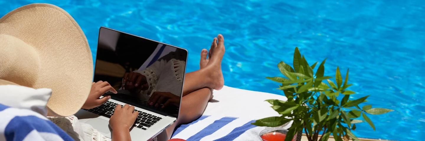 laptop vid pool
