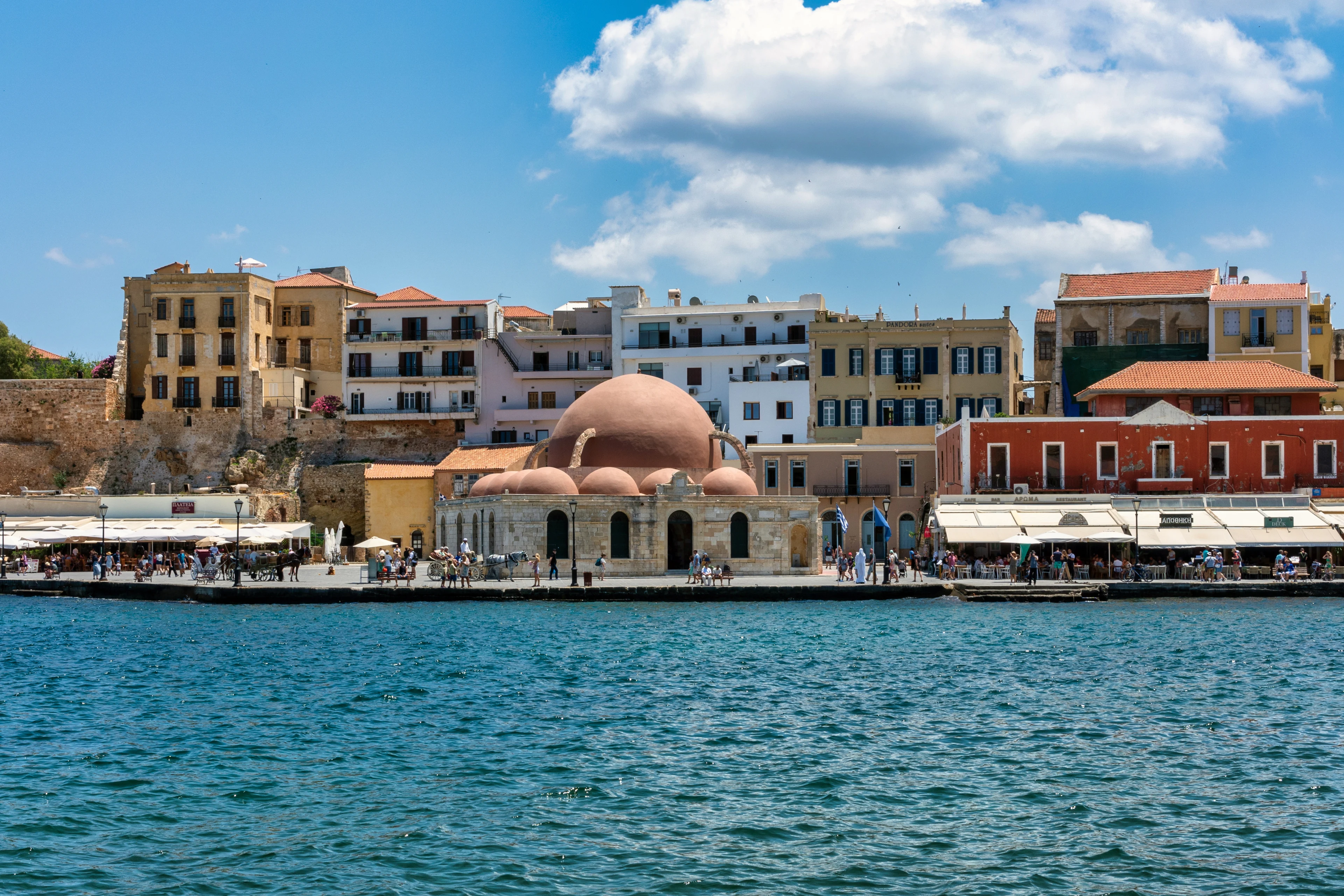 den venetianska hamnen i chania på kreta