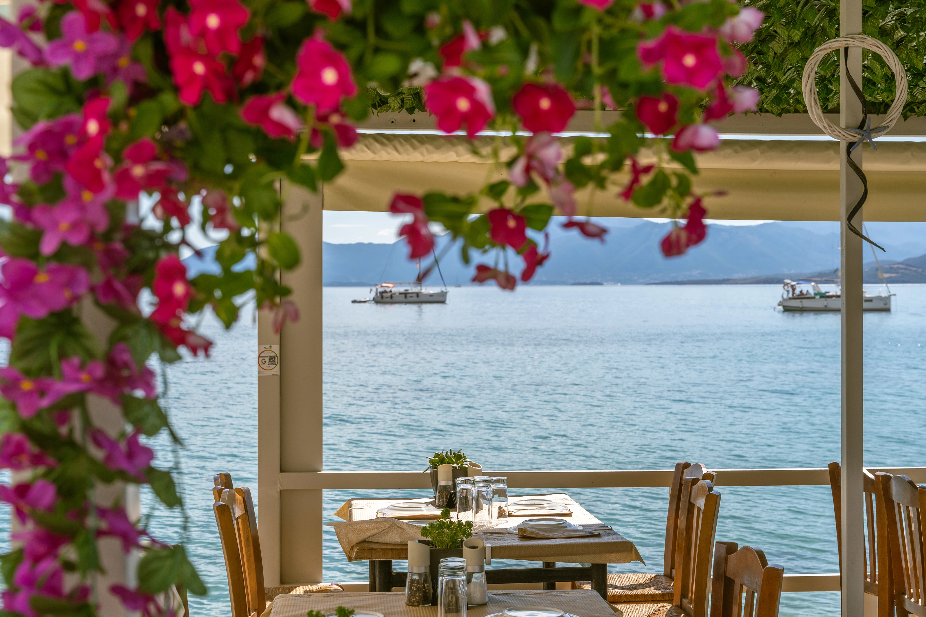 Dukade bord, bouganvilla och havet