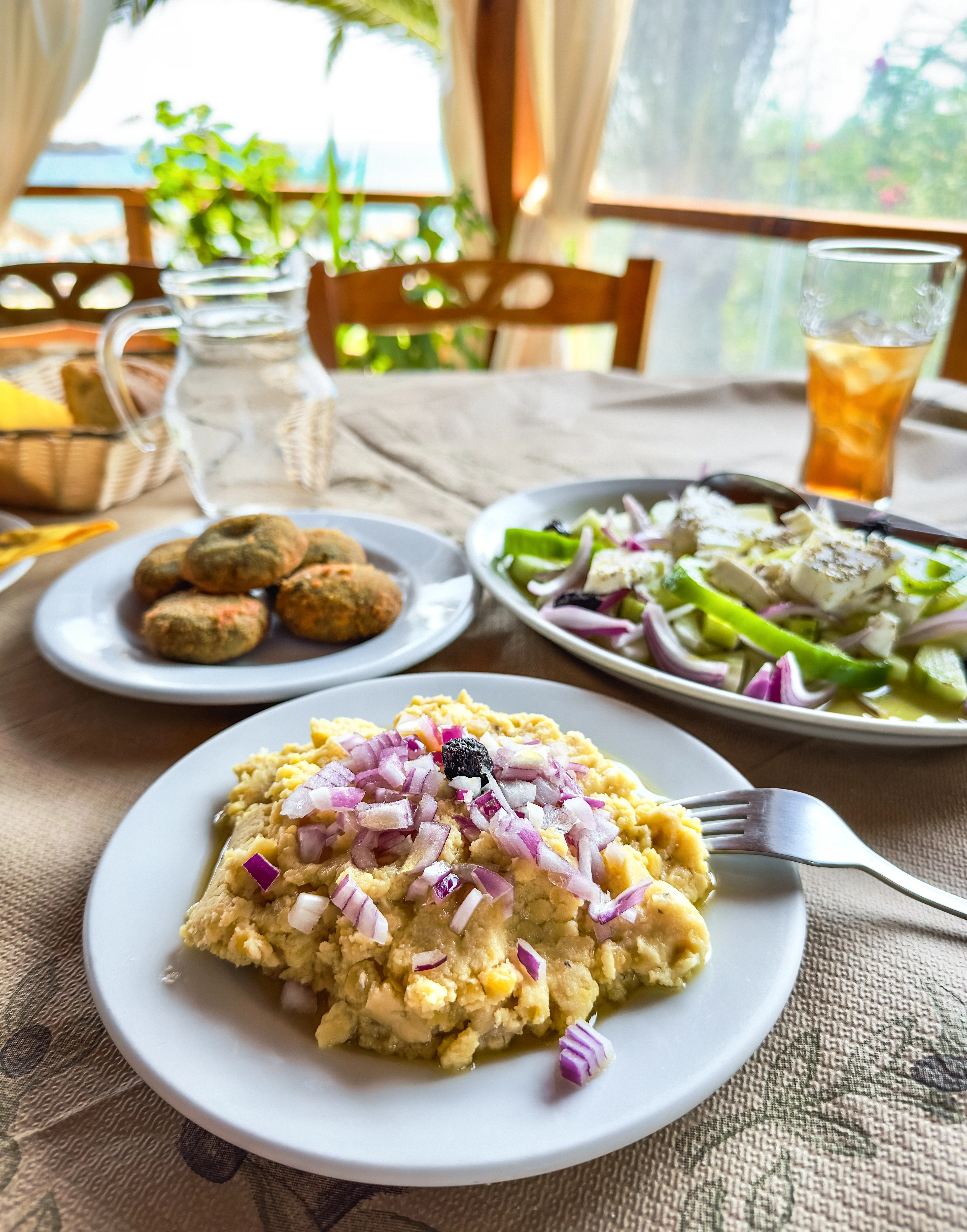 Grekiska rätter på ett bord