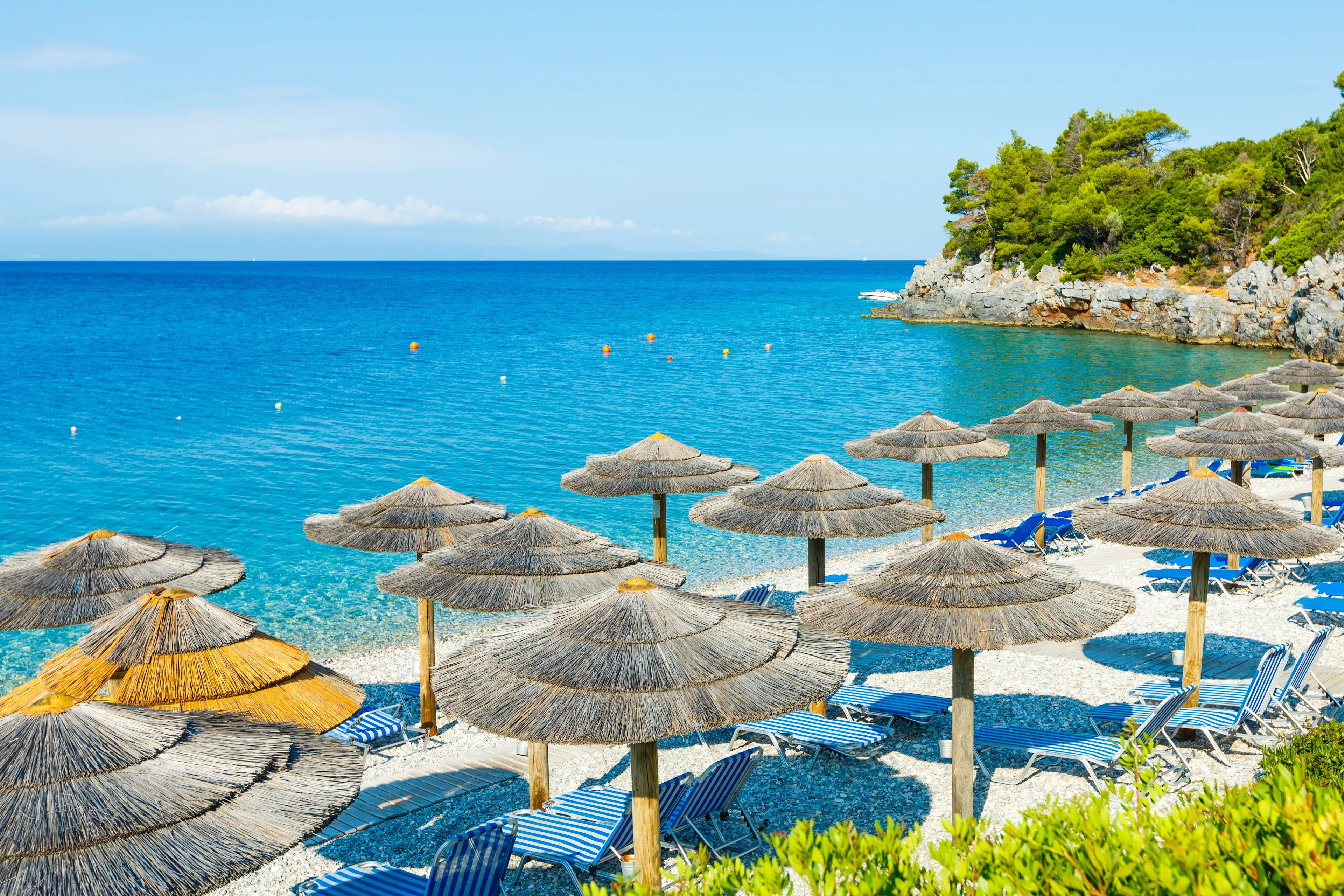 Strand med parasoller på Skopelos