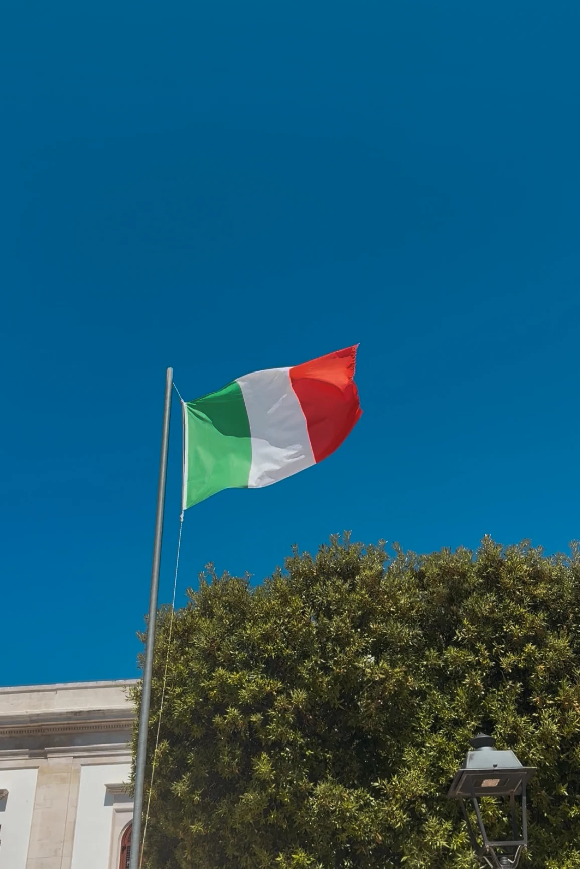 Italiens flagga i grönt vitt och rött 