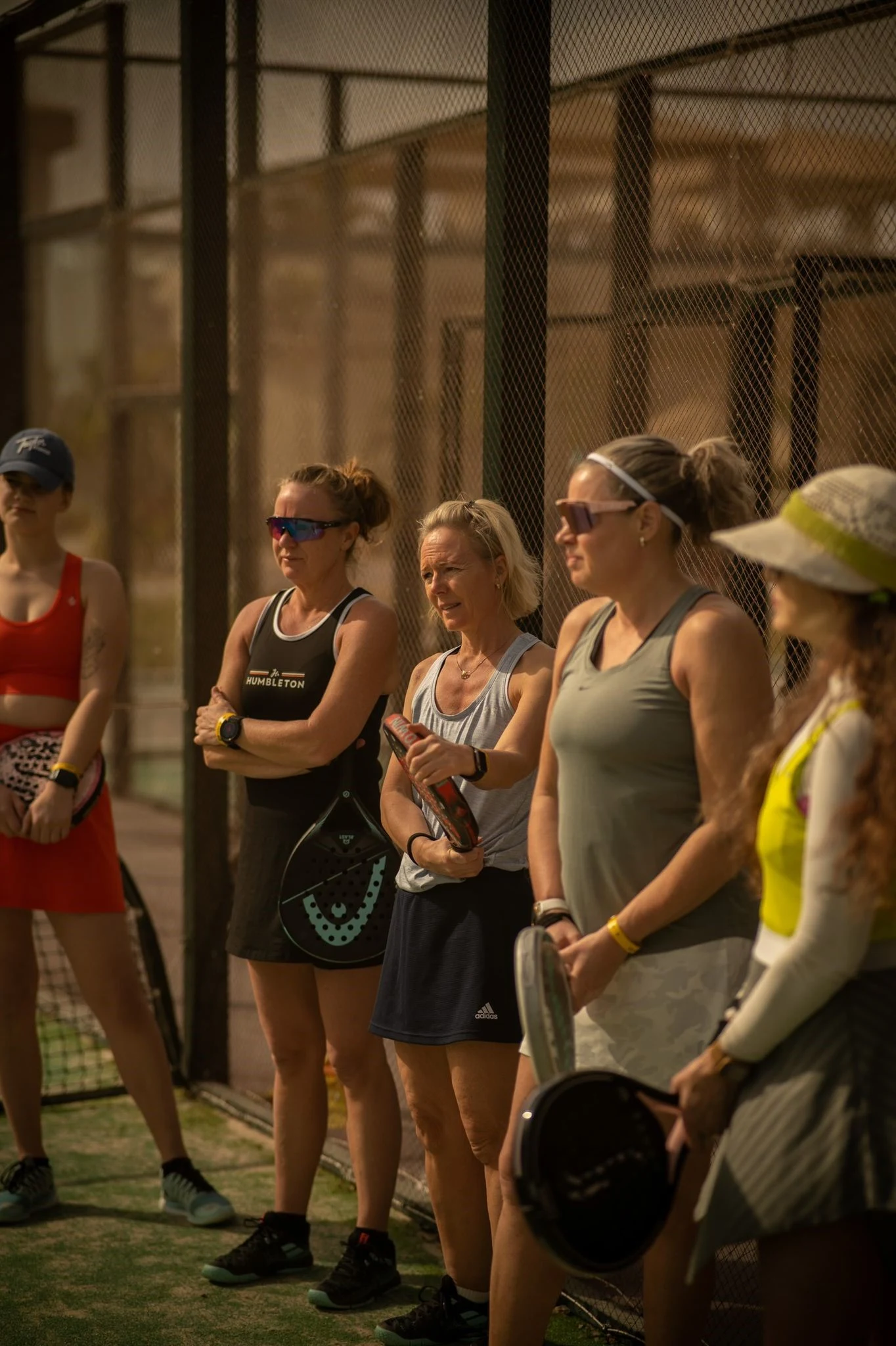 Grupp som får instruktioner inför padelspel
