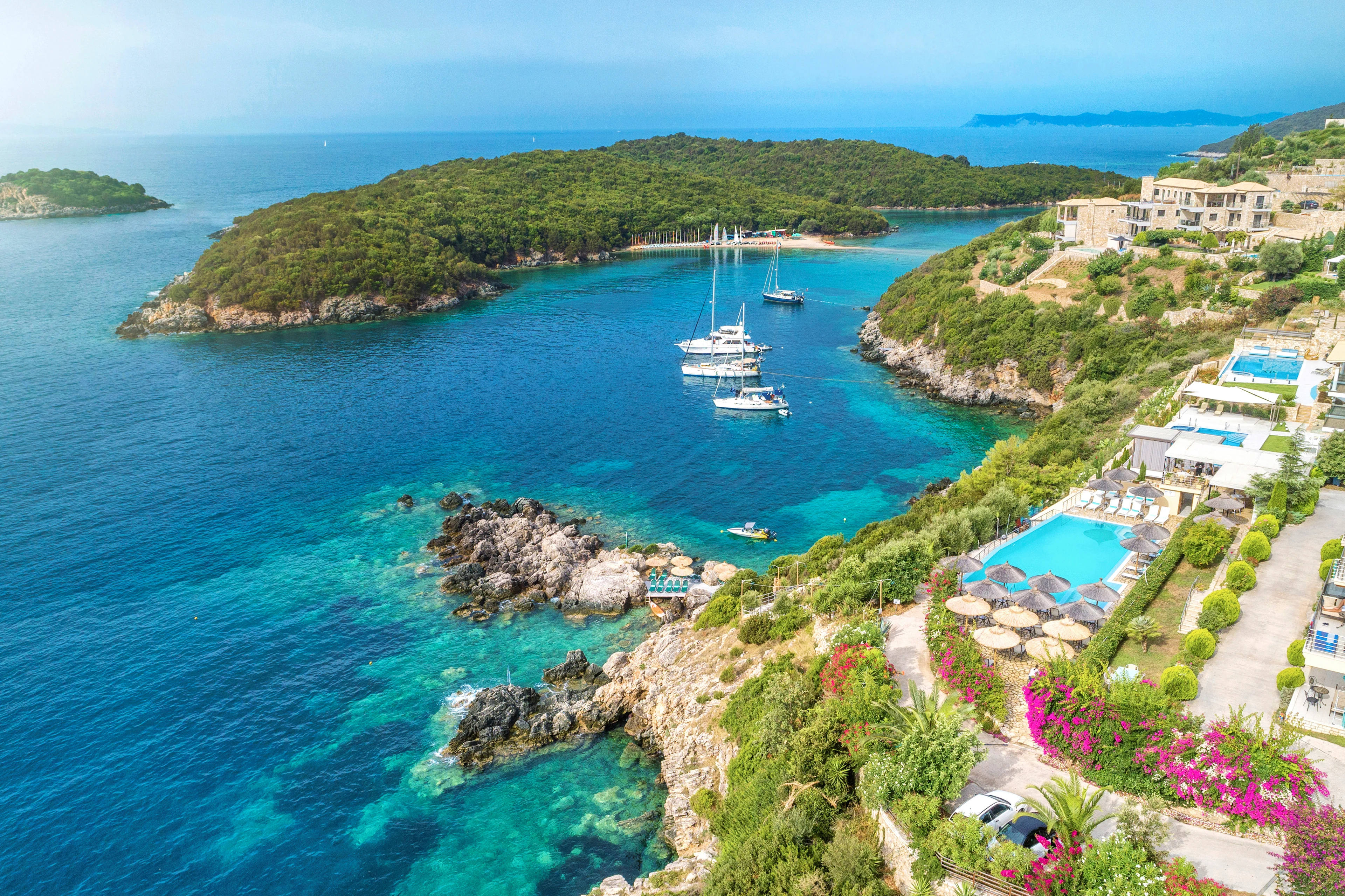 Udsigt over en bugt med sejlbåde i Sivota