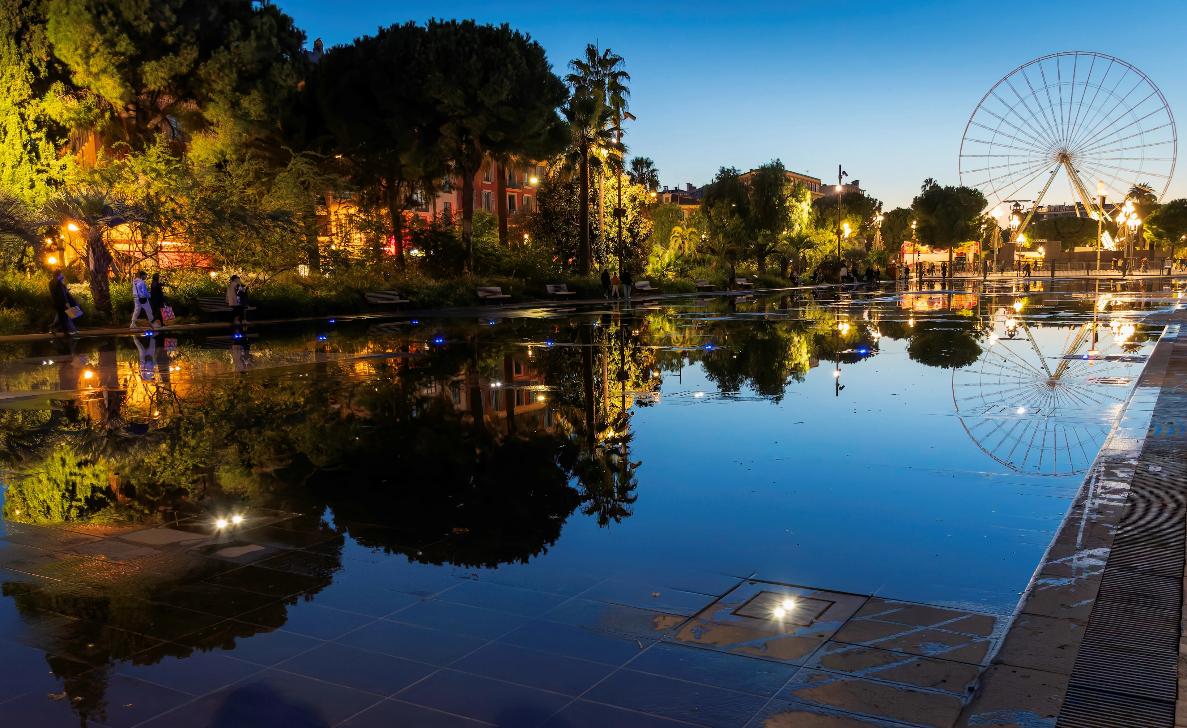  Place Masséna i Nice med pariserhjulet i bakgrunden