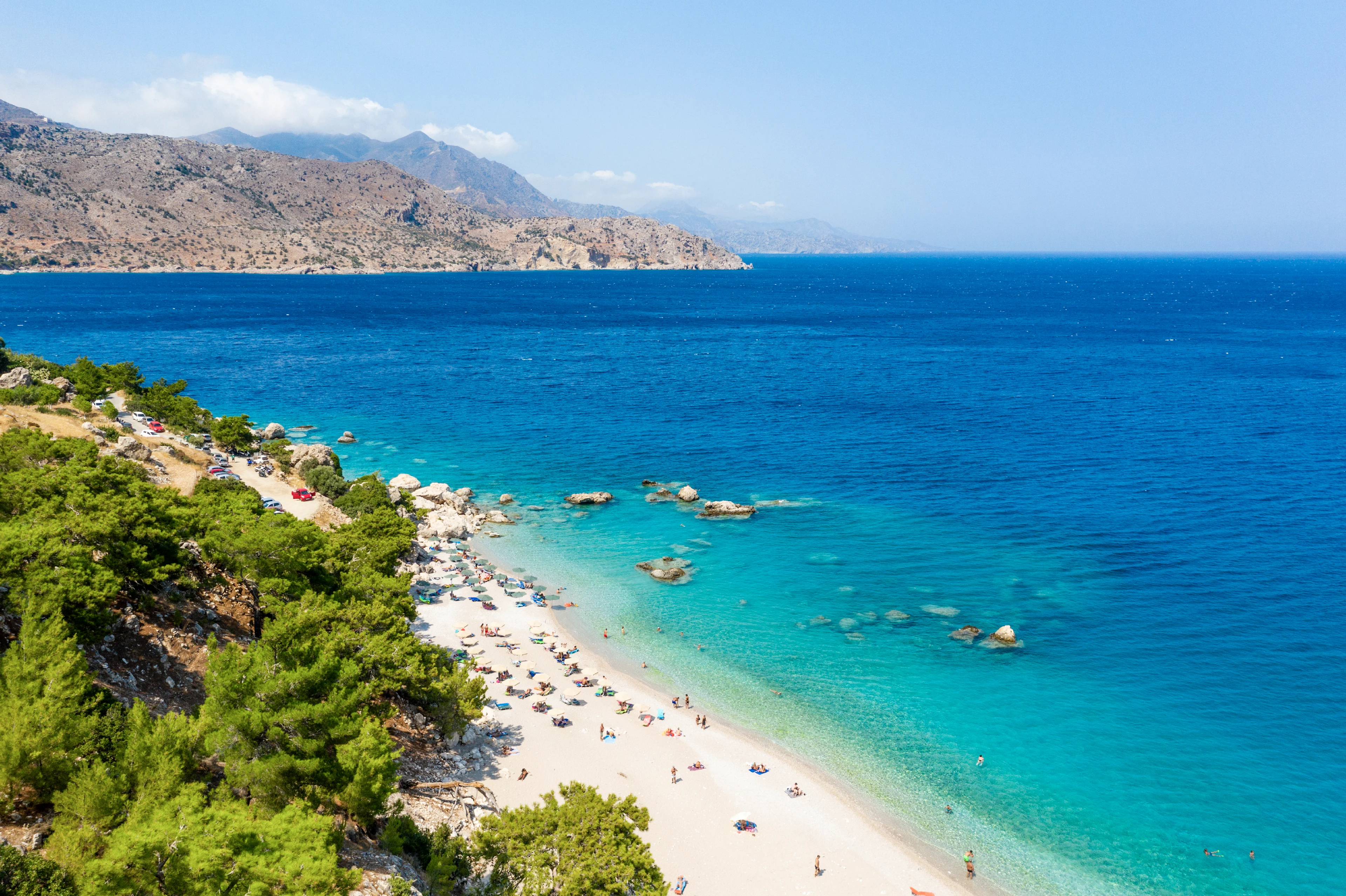 Den vackra stranden Apella med magiskt blått vatten på Karpathos