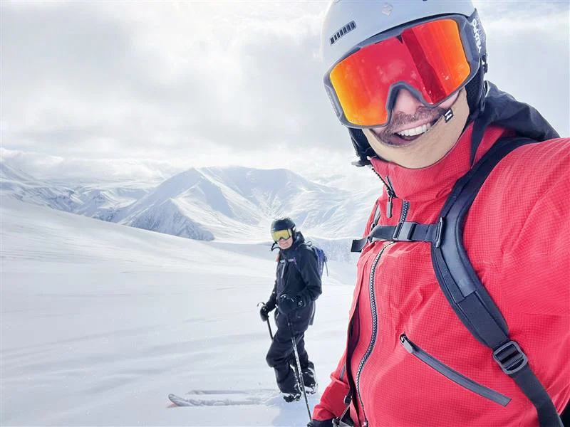 Glade skikjørere på nært hold i skibakken