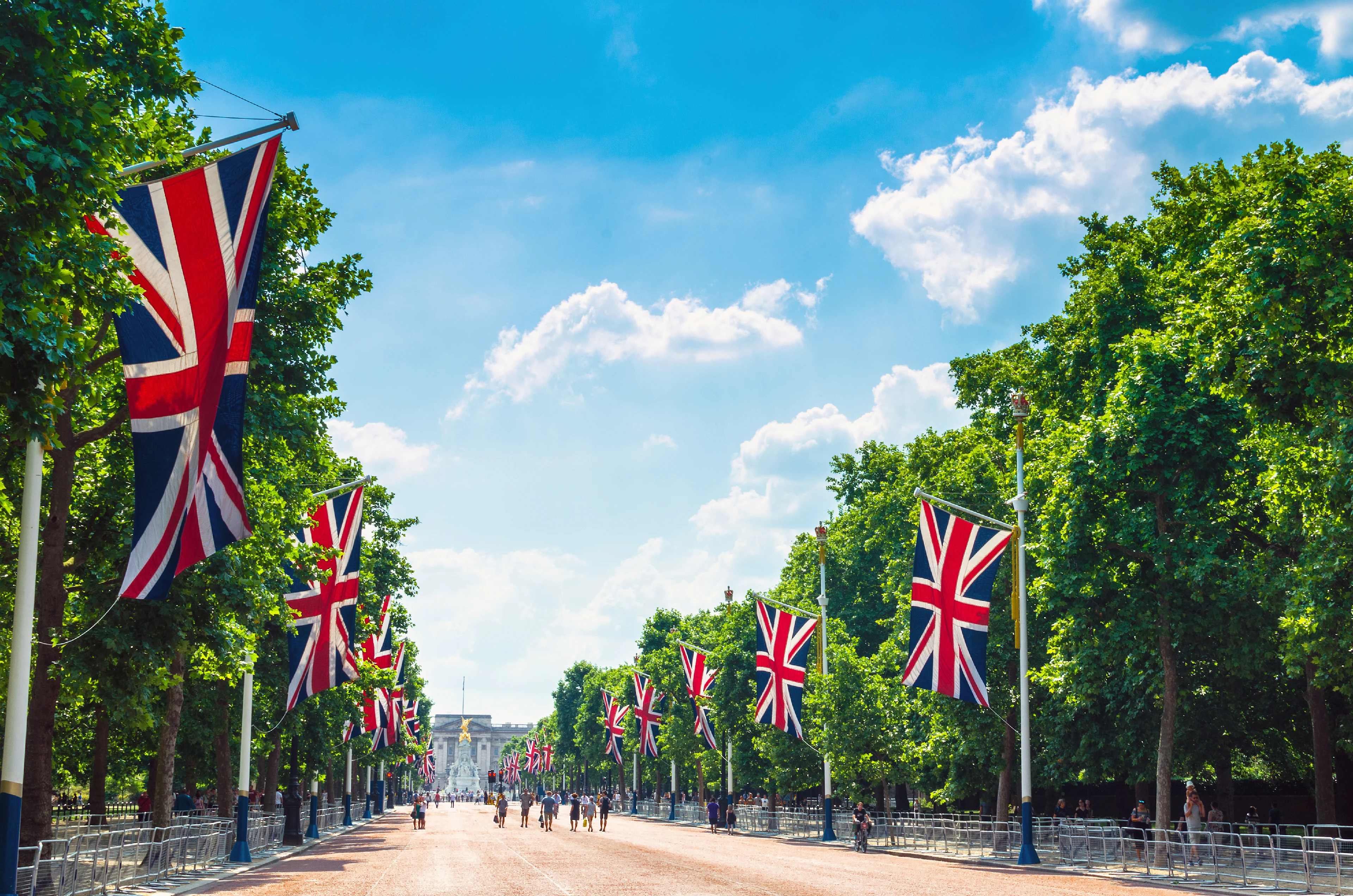 Gate omgitt av grønne trær og det britiske flagget