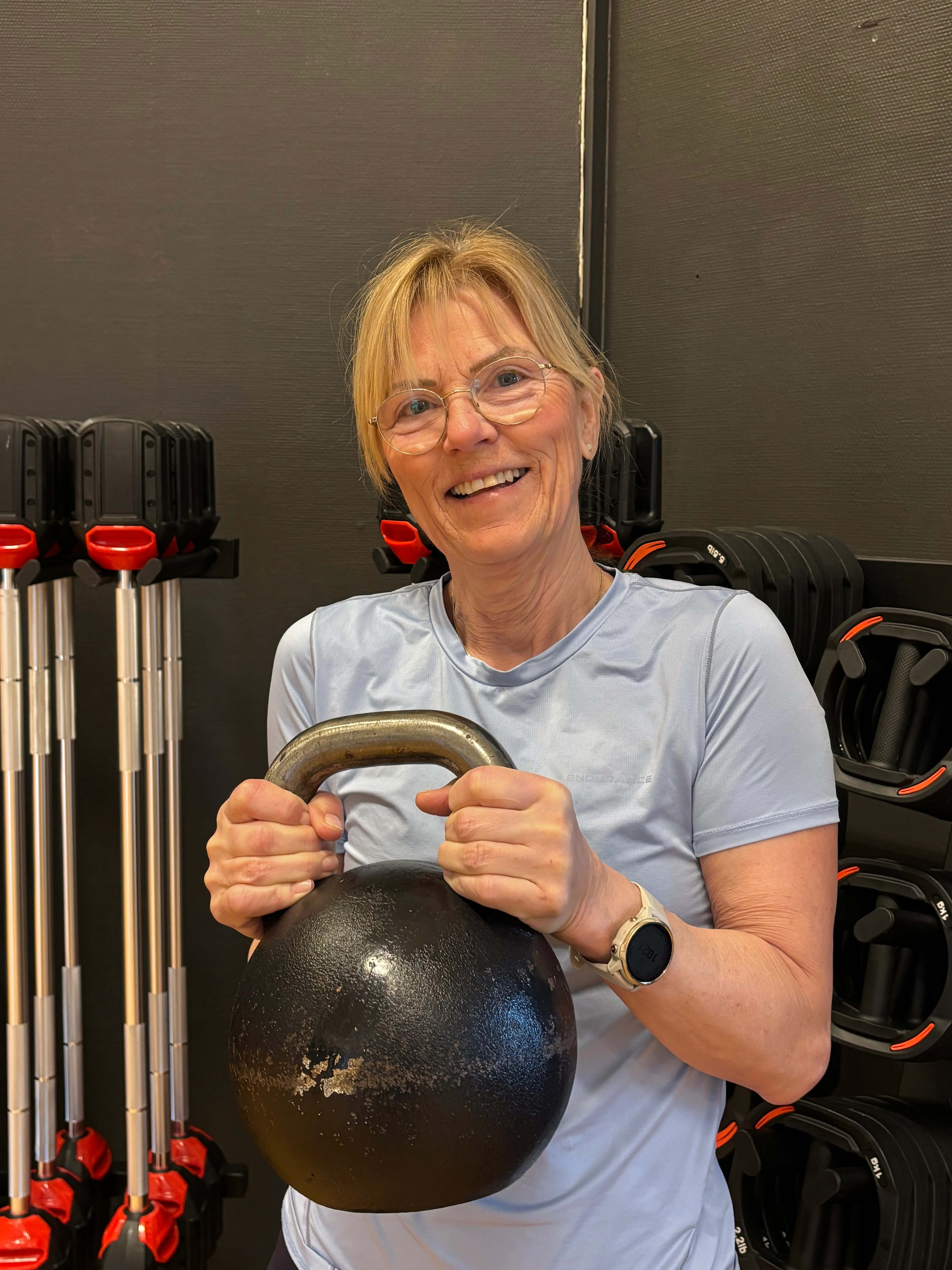 Profilbilde av Jorunn Våle med en kettlebell i hendene.