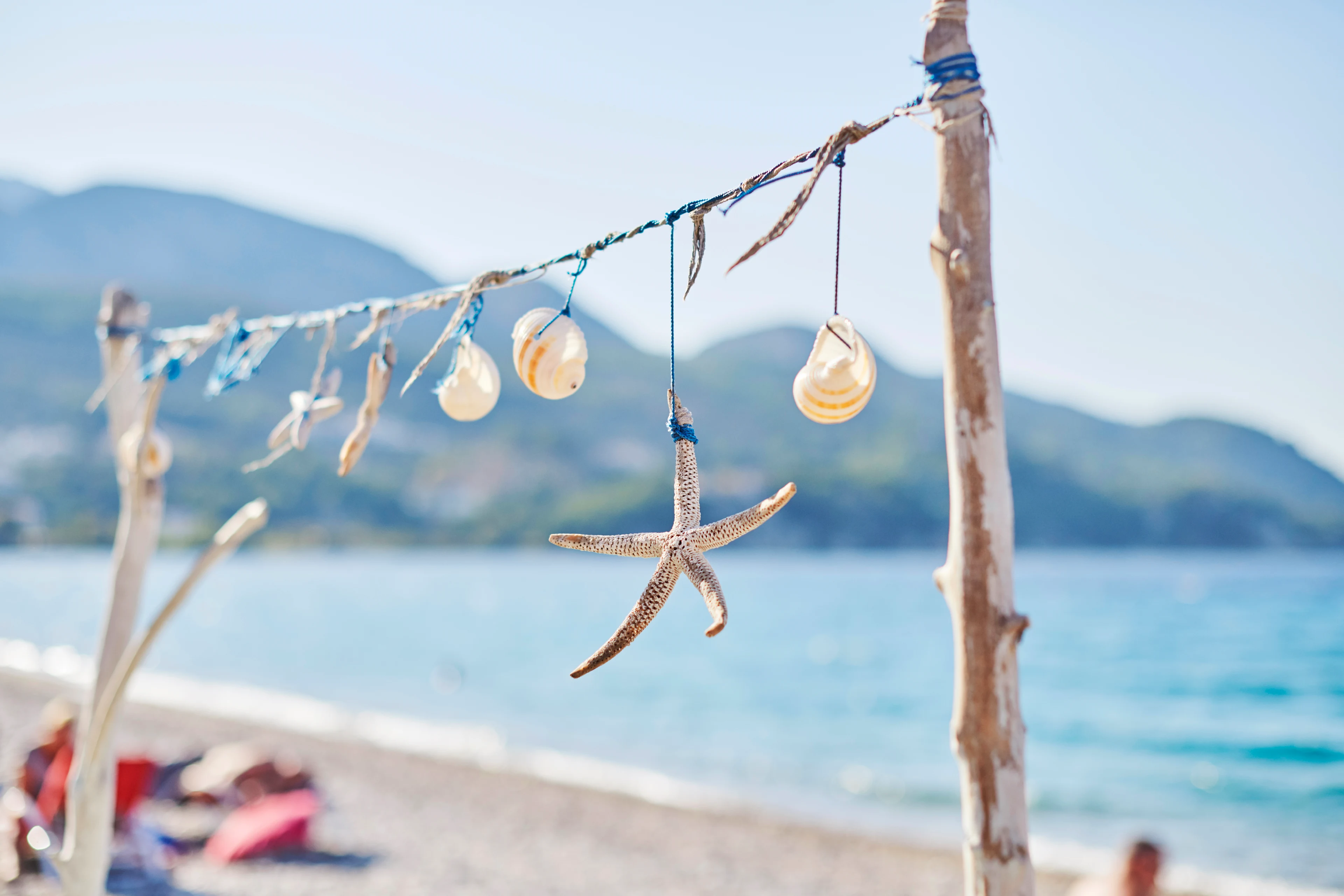 installation med snäckor på stranden och med havet i bakgrunden