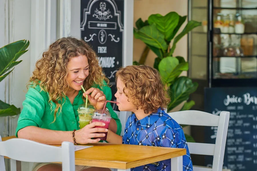 Mamma och son i juicebar