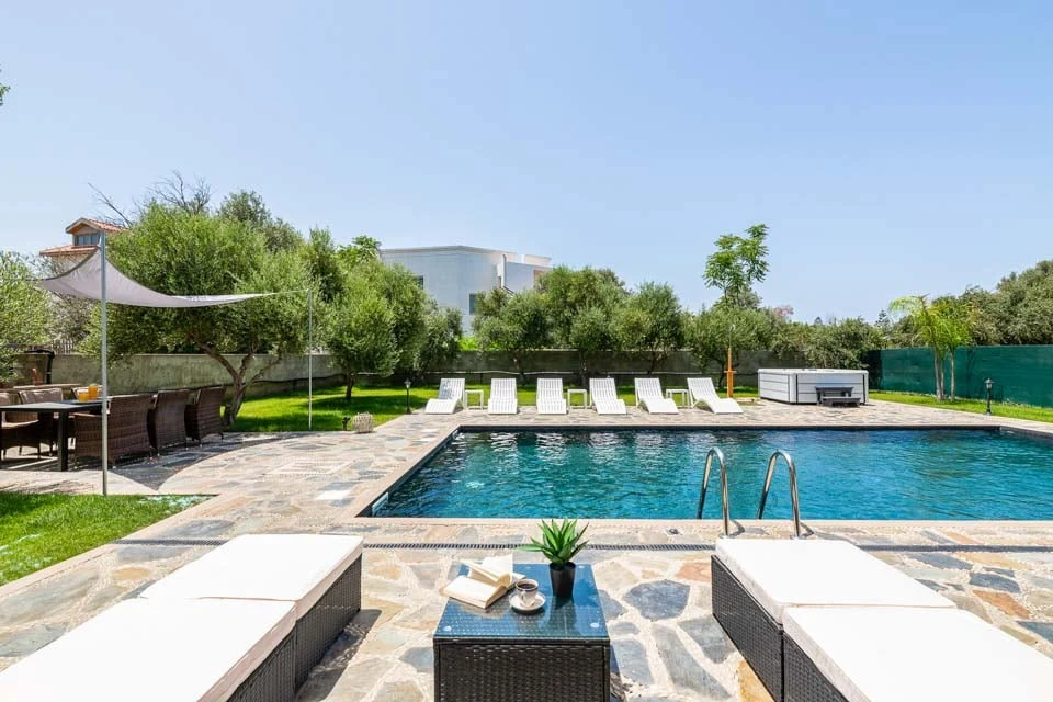 Utsikt över poolområdet på Sun Dream Villa