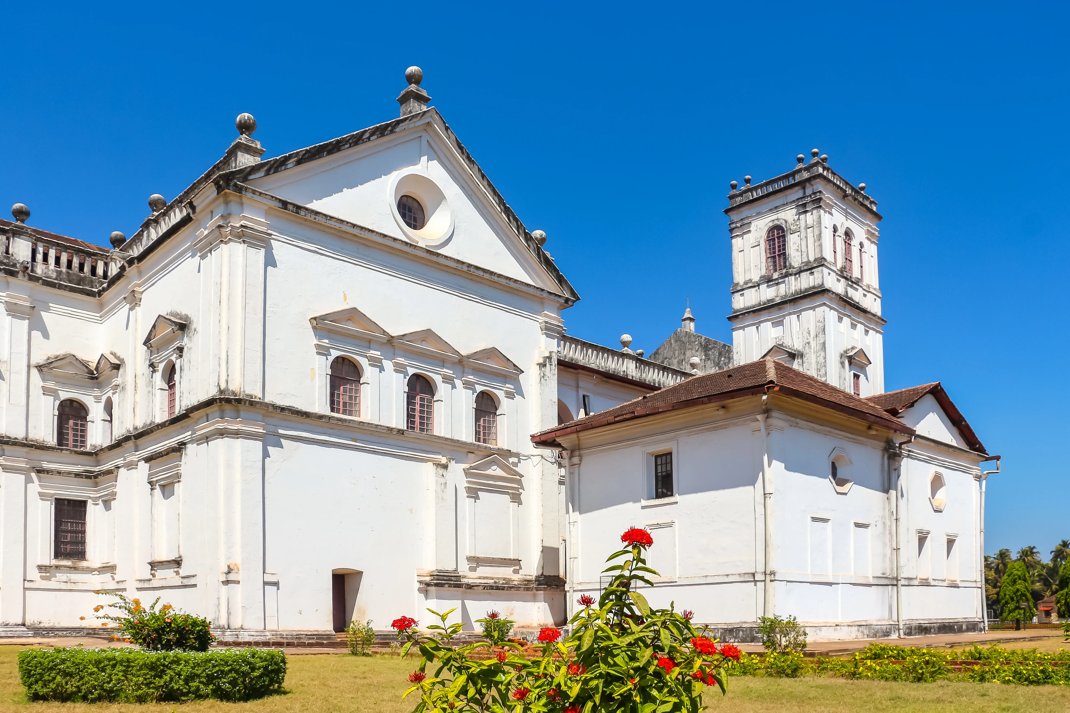 Den smukke hvide katedral Sankt Katarina af Alexandria i Goa