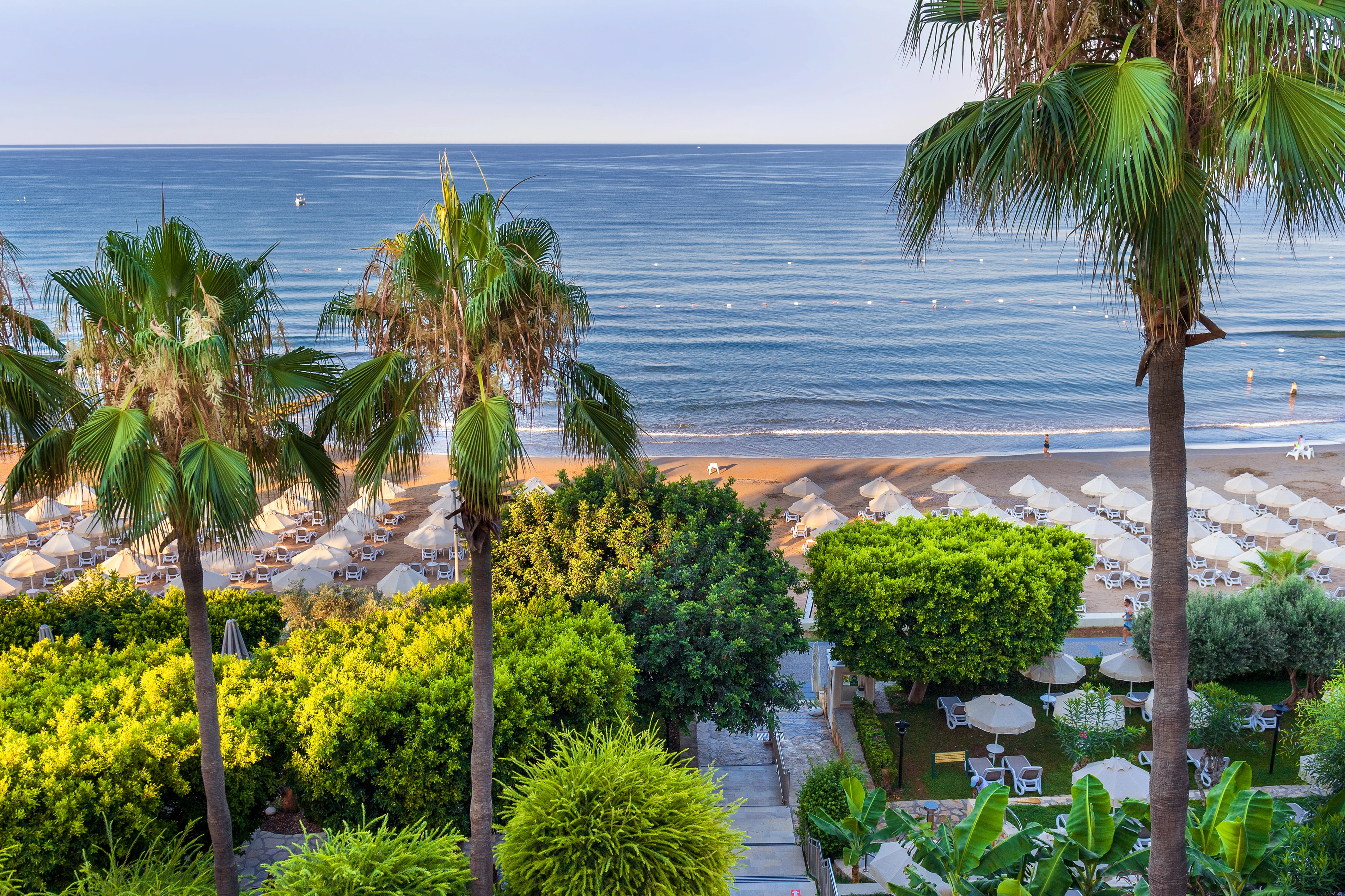 Utsikt över palmer och stranden vid hotellet Melas Resort i Side