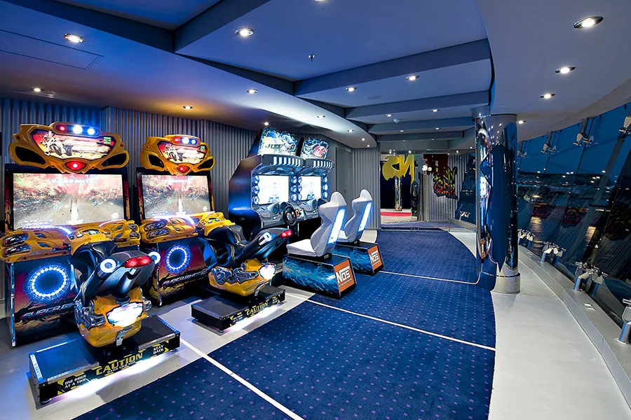 Spelhall med motorcykelspel 
