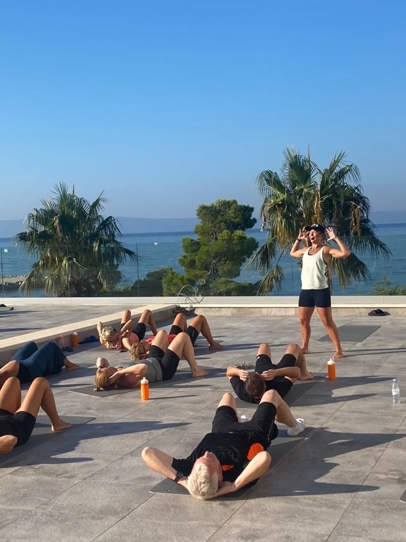 TaudienTraining kör bålträning med havet och palmerna i bakgrunden