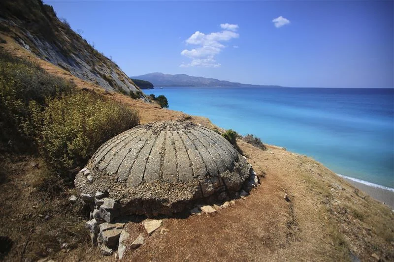 Bunker over stranden Pasqyra mellom Ksamil og Saranda