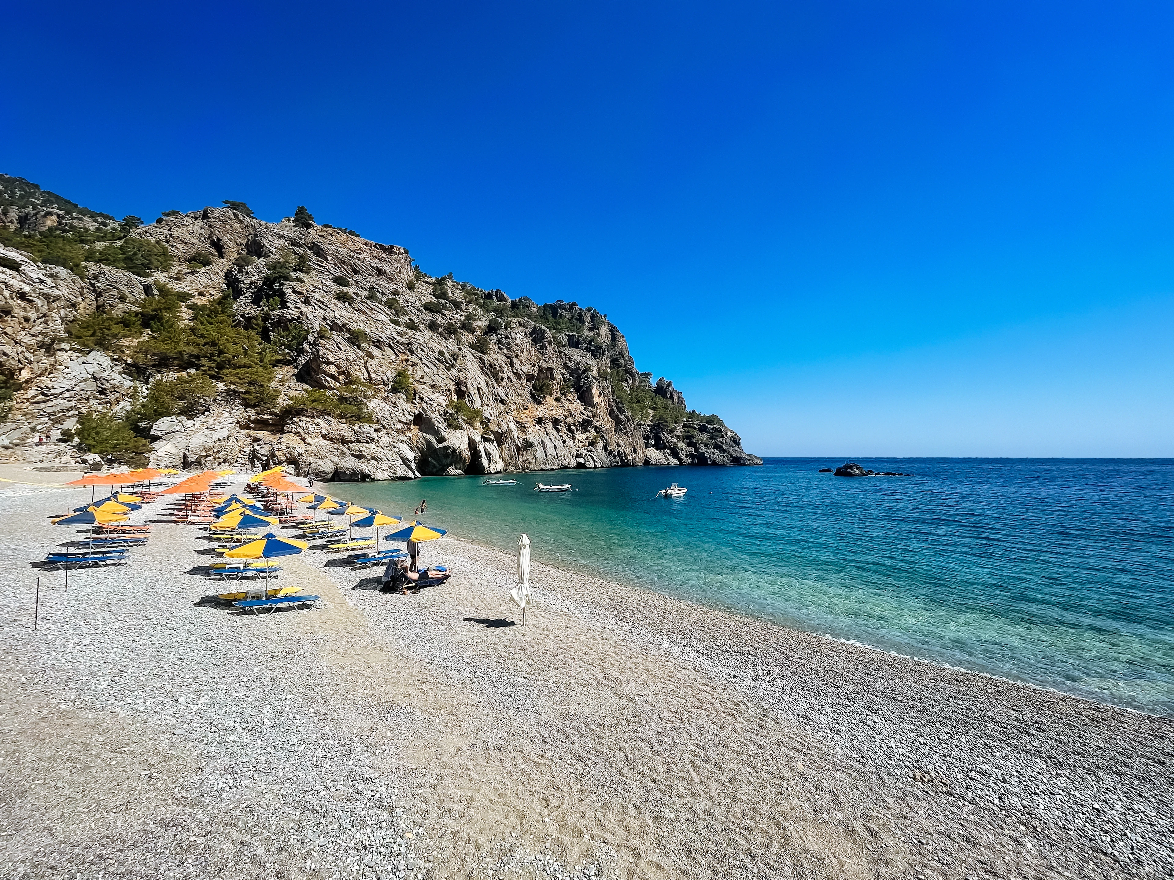 Stranden Achata med solstolar och parasoll