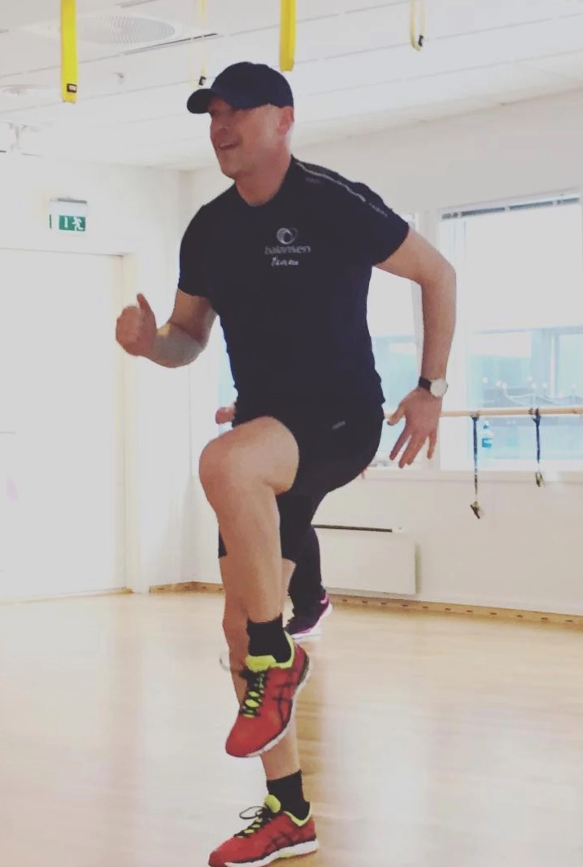 Tore Skjerpan iført sort shorts, t-skjorte og caps som trener i en treningssal