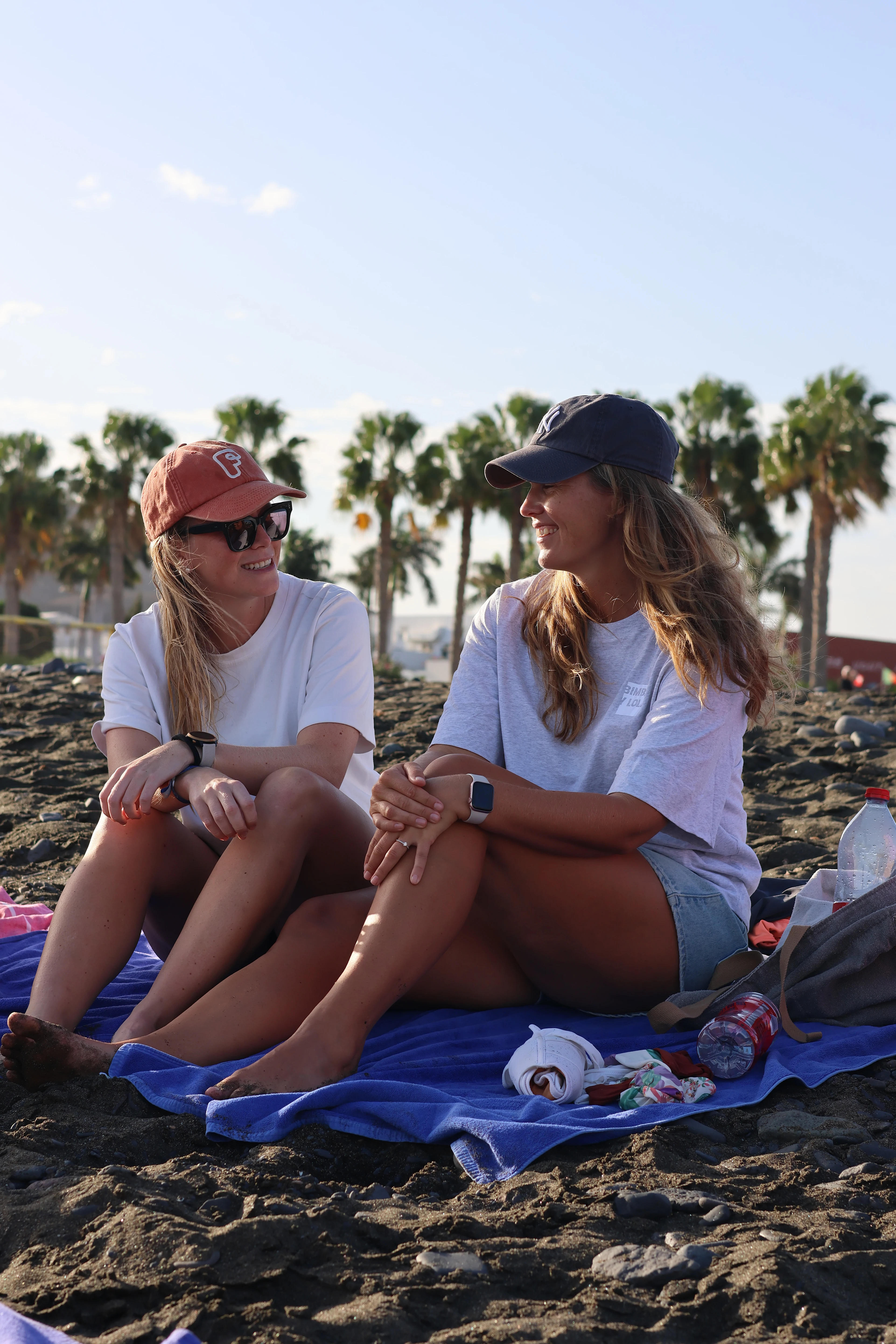 Tjejer som sitter och pratar på stranden