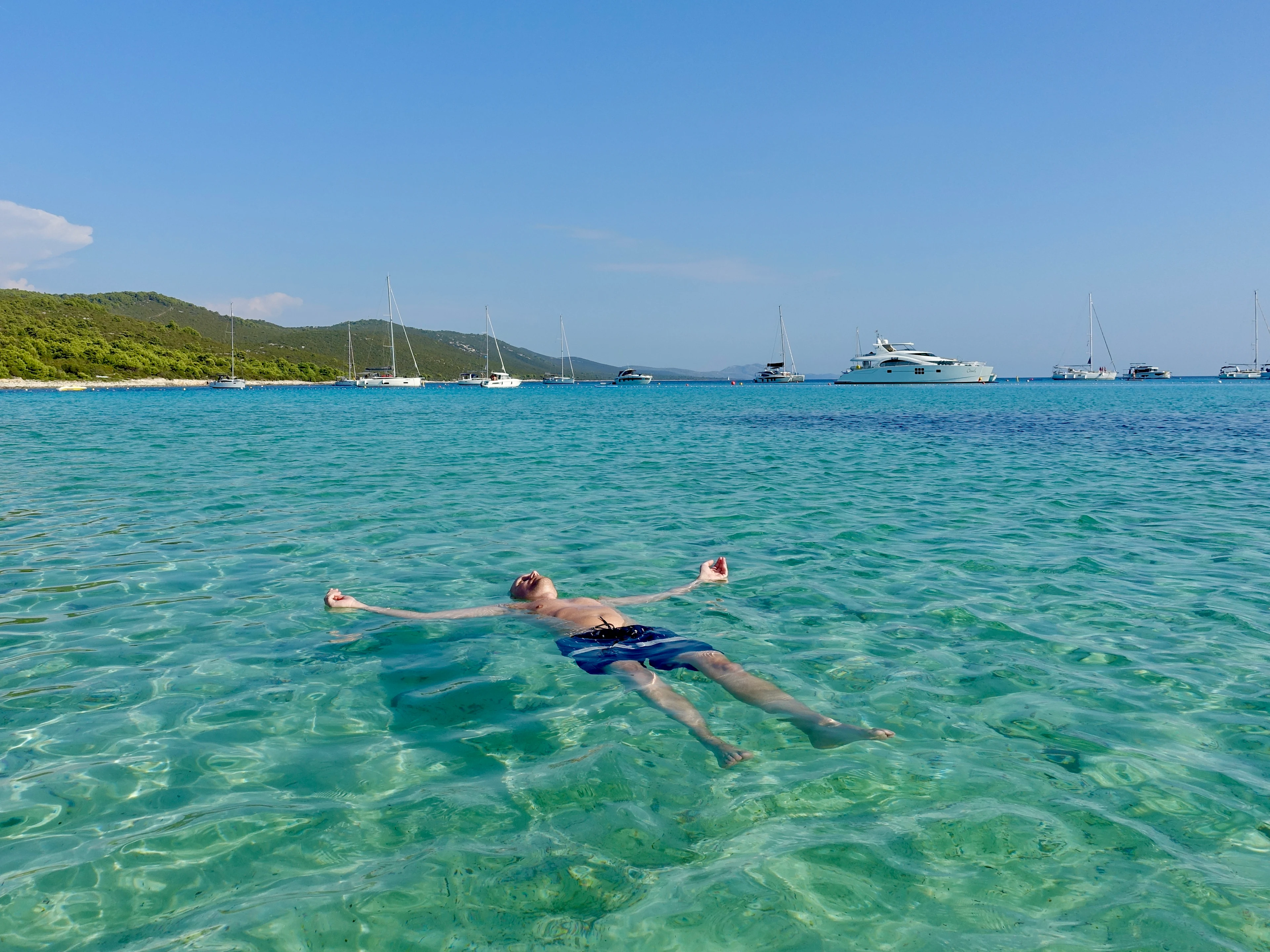 Man i havet i Kroatien