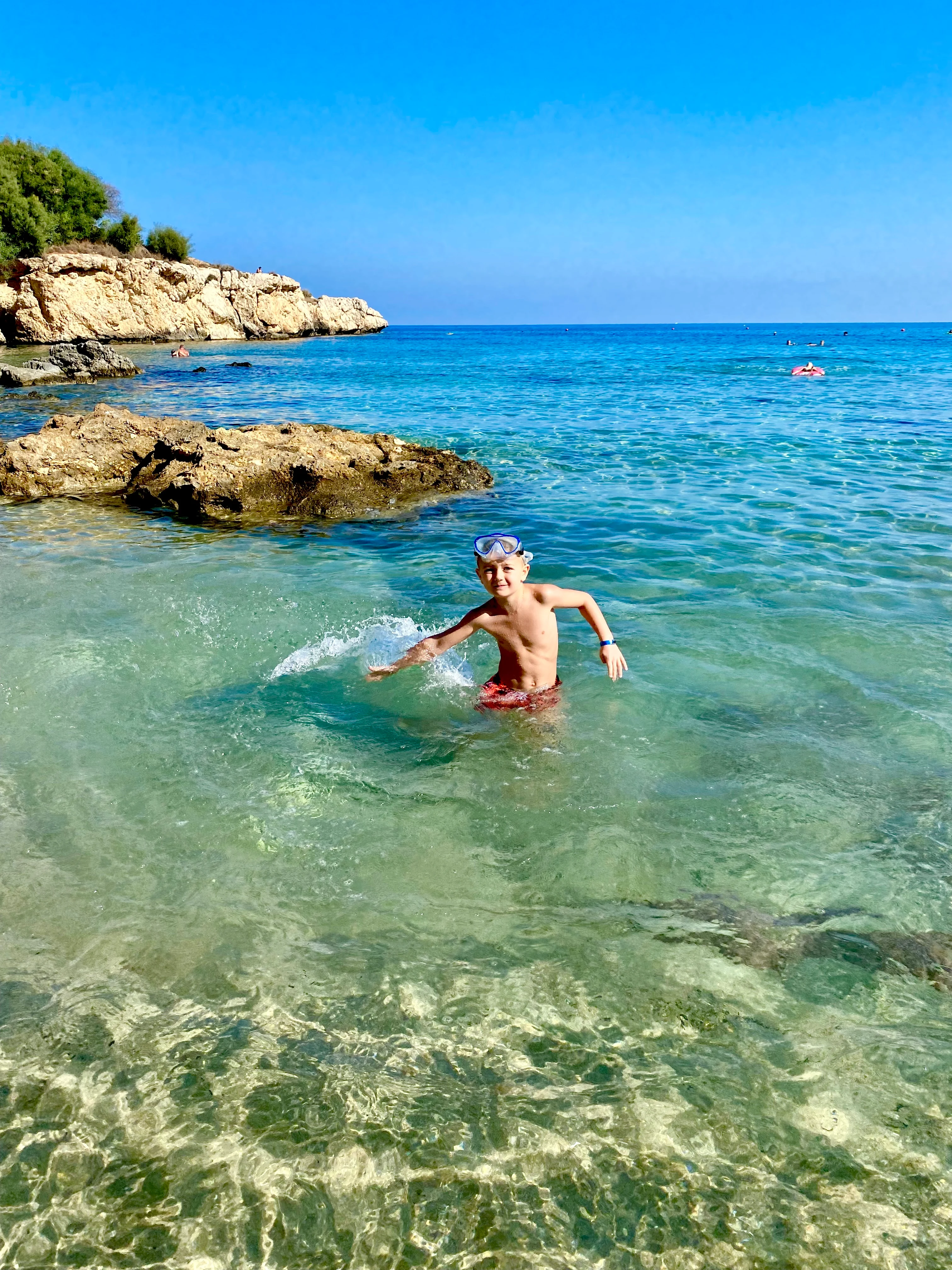 Dreng i vandet ved Malama Bay