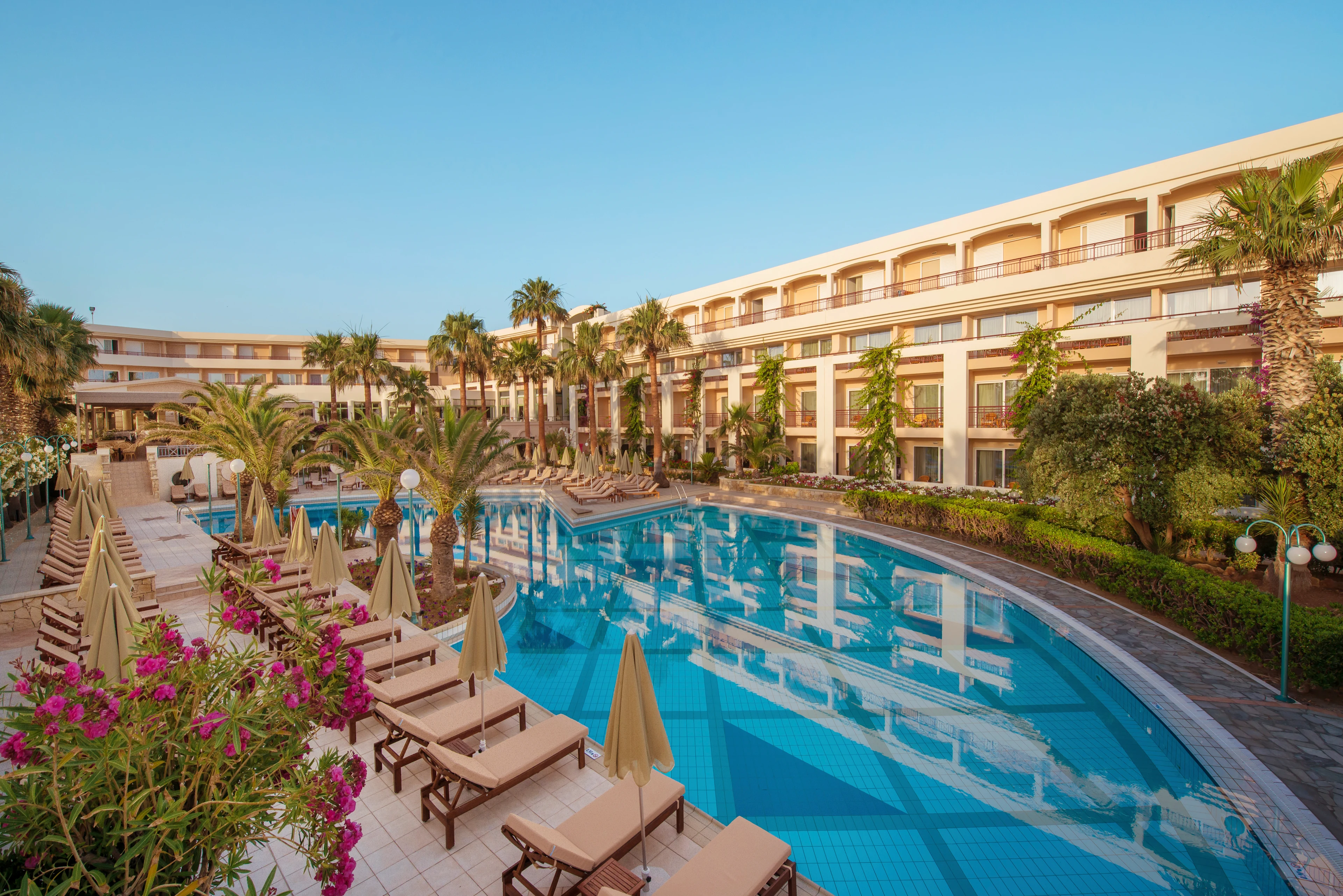 Utsikt över poolområdet på hotellet Rethymno Palace