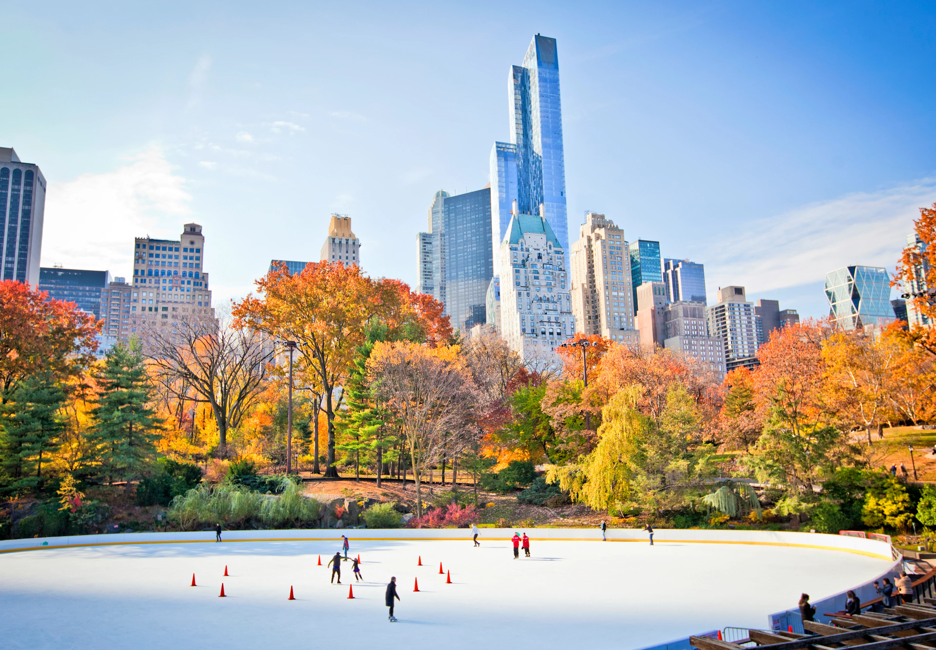 Skridskobana i Central Park i Manhattan med höstfärger och skyskrapor i bakgrunden.