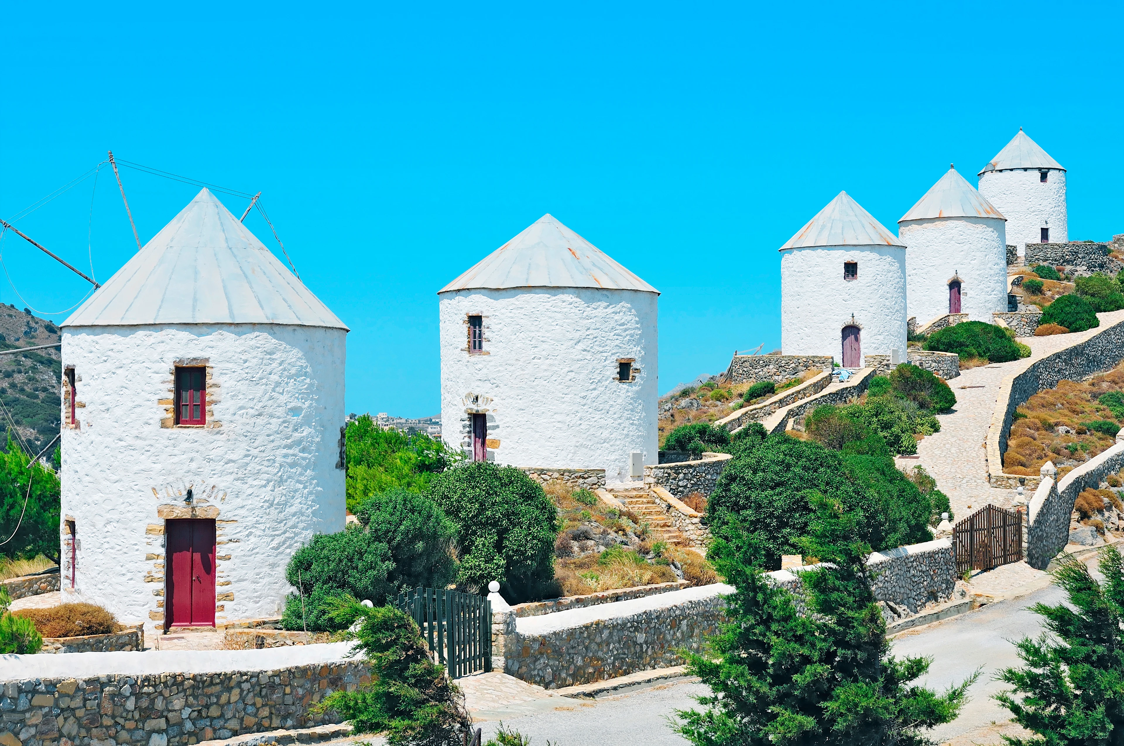 Vitmålade väderkvarnar på Leros