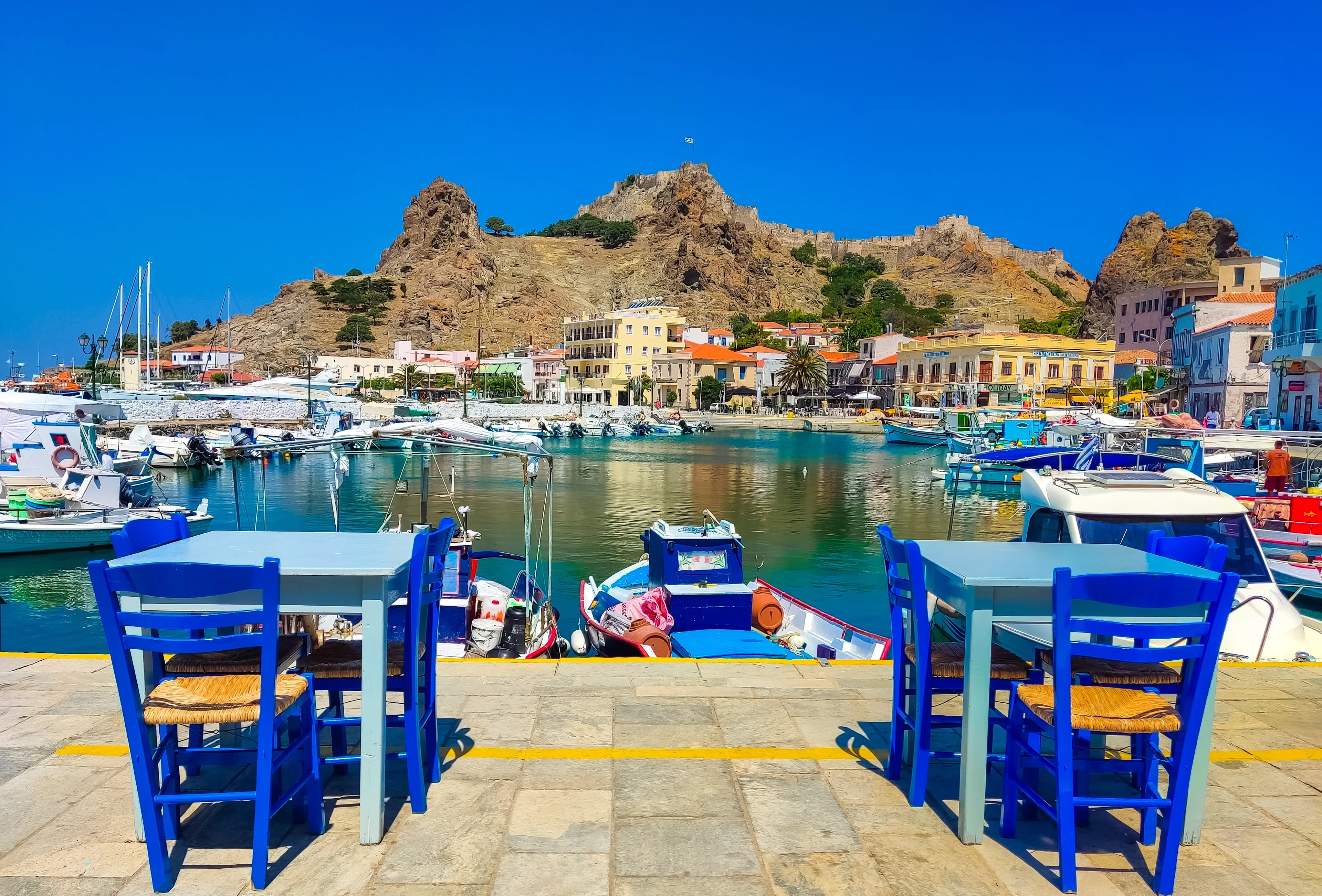 Traditionella blå pinnstolar vid havet i Myrina på Limnos