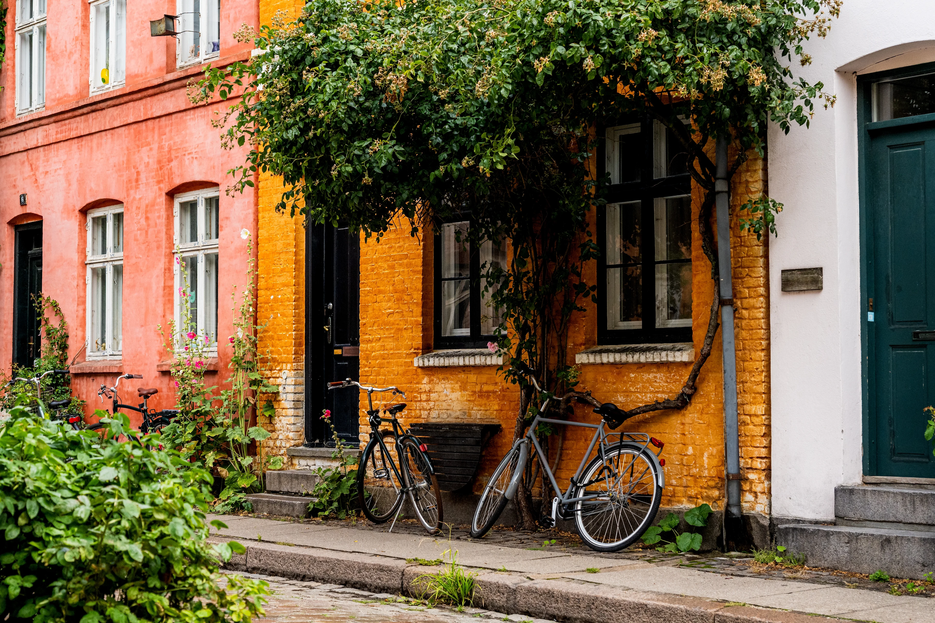 Cyklar mot husfasad i Köpenhamn
