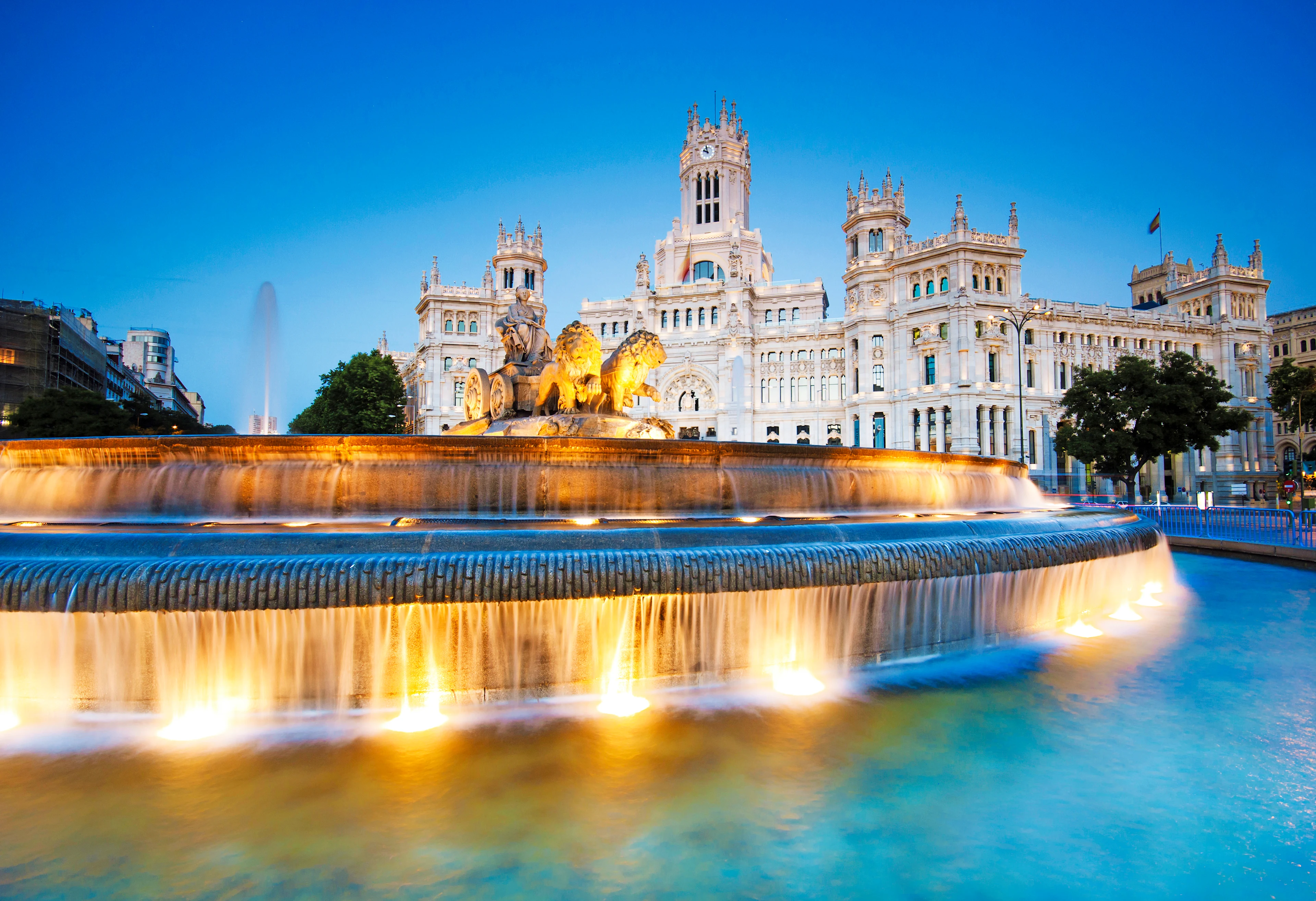 Cibelesfontänen framför Palacio de Cibeles i Madrid