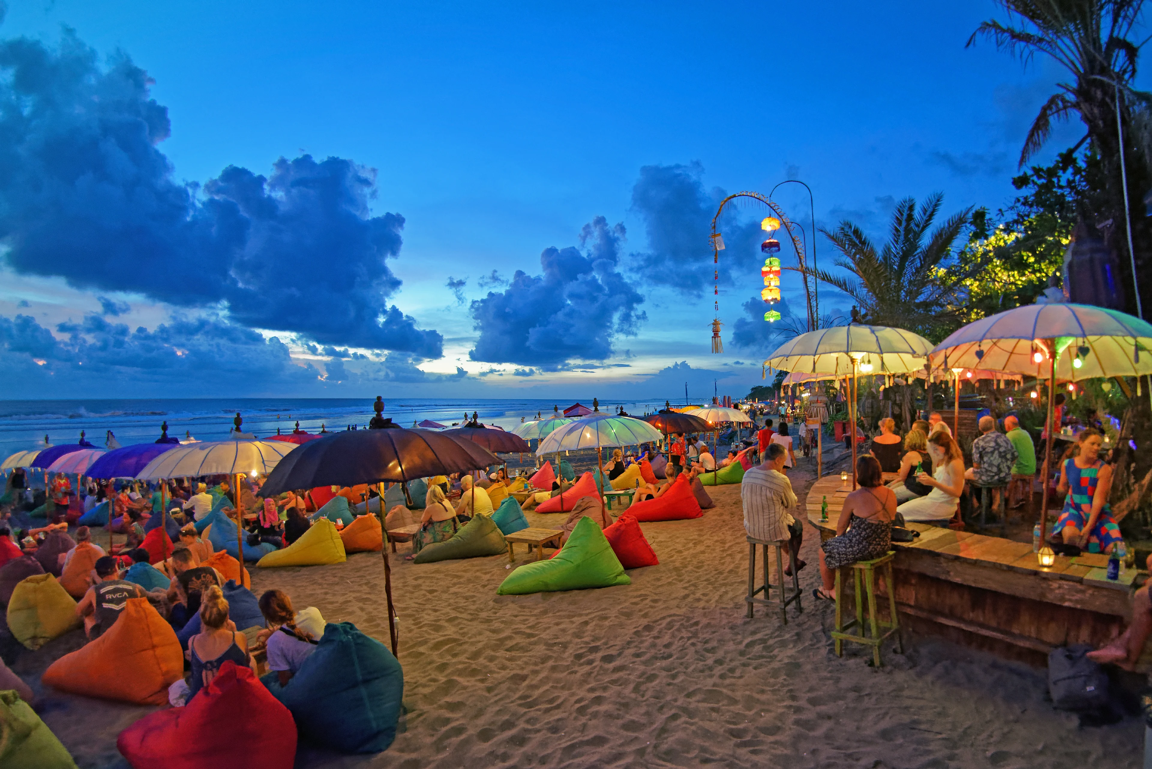 Människor på en strandbar i skymningen på Bali