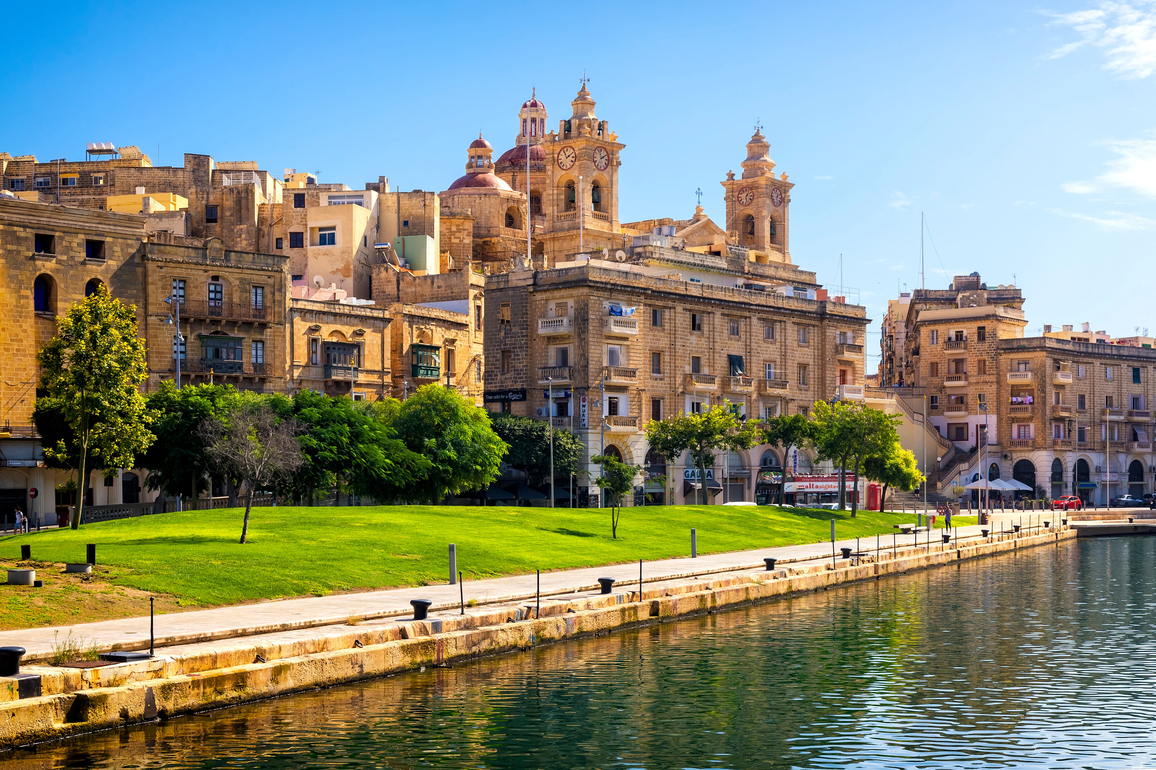 Senglea på Malta med historiske kalksteinsbygninger, en promenade og utsikt over Grand Harbour.