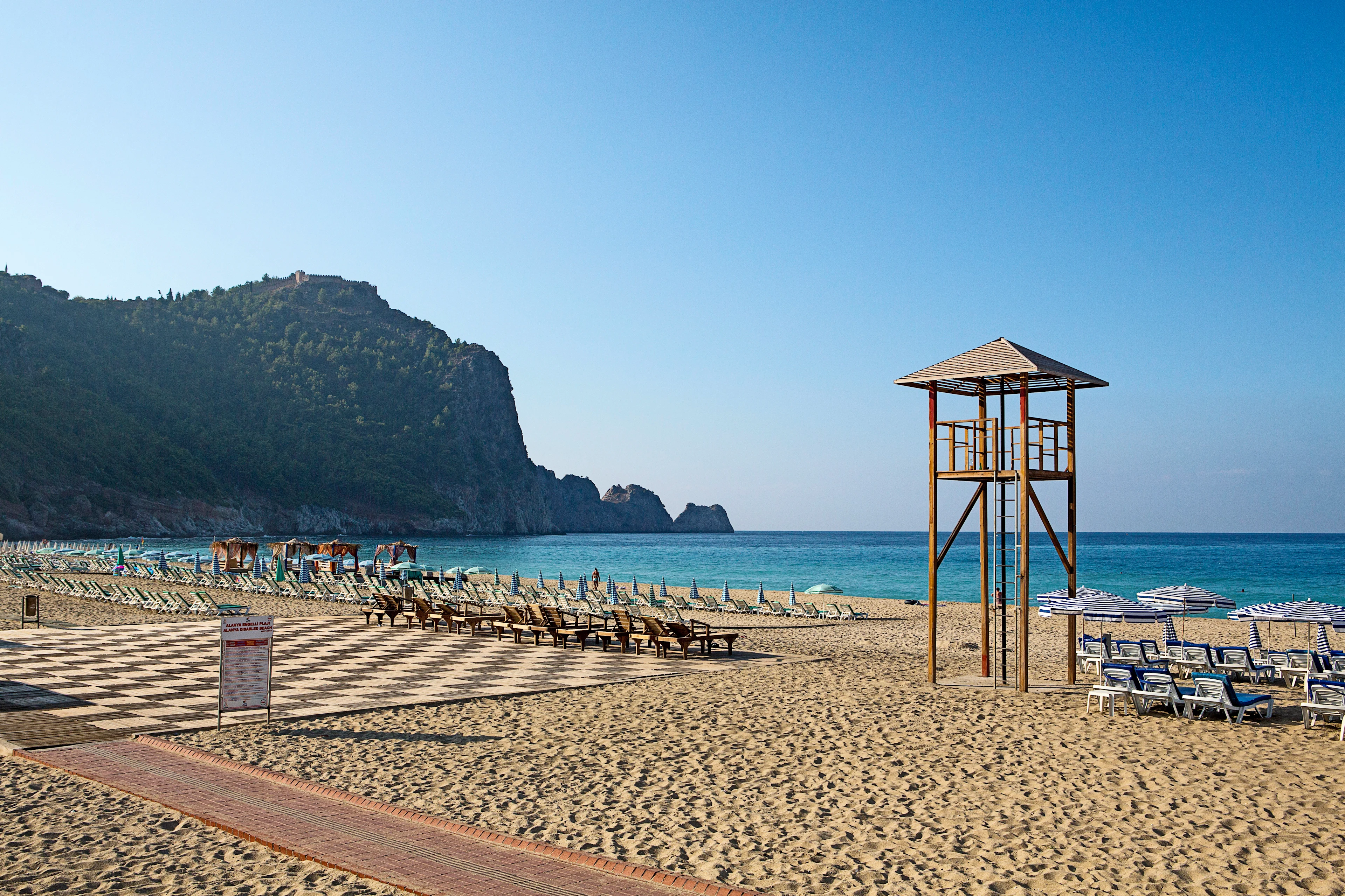 Många solstolar längs den kritvita Kleopatrastranden i Alanya