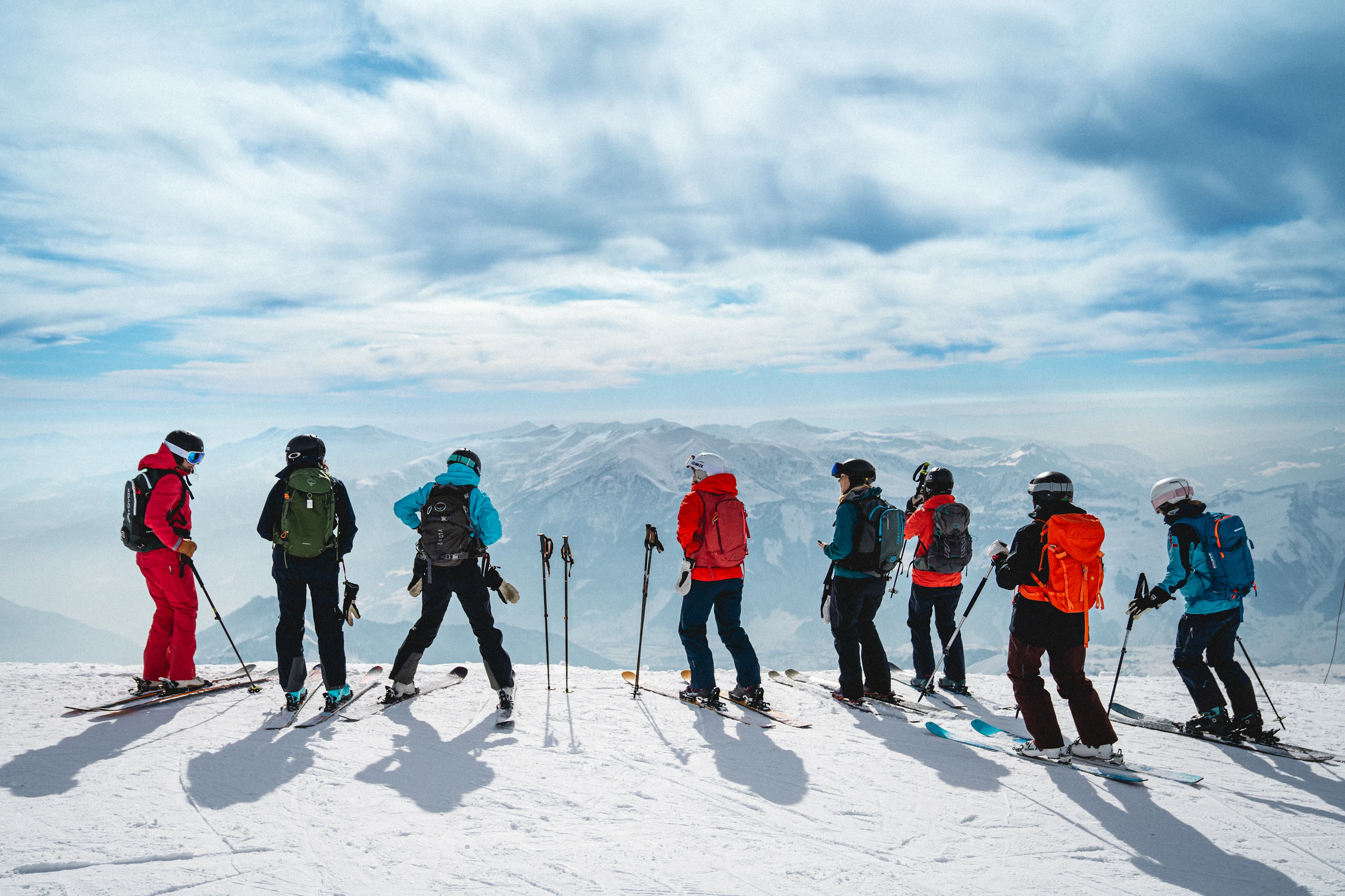 En grupp skidåkare som tittar ut över de snöklädda bergen i Gudauri