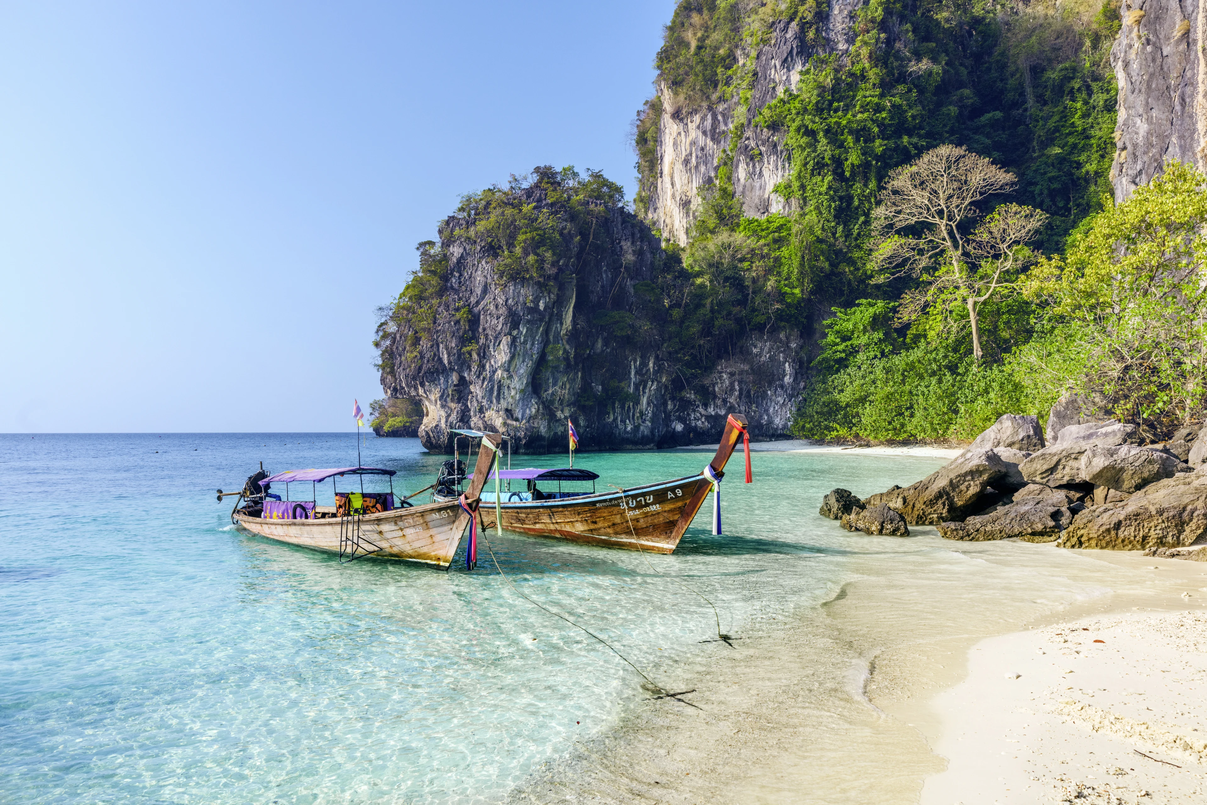 Strand i Thailand med to både på kysten 