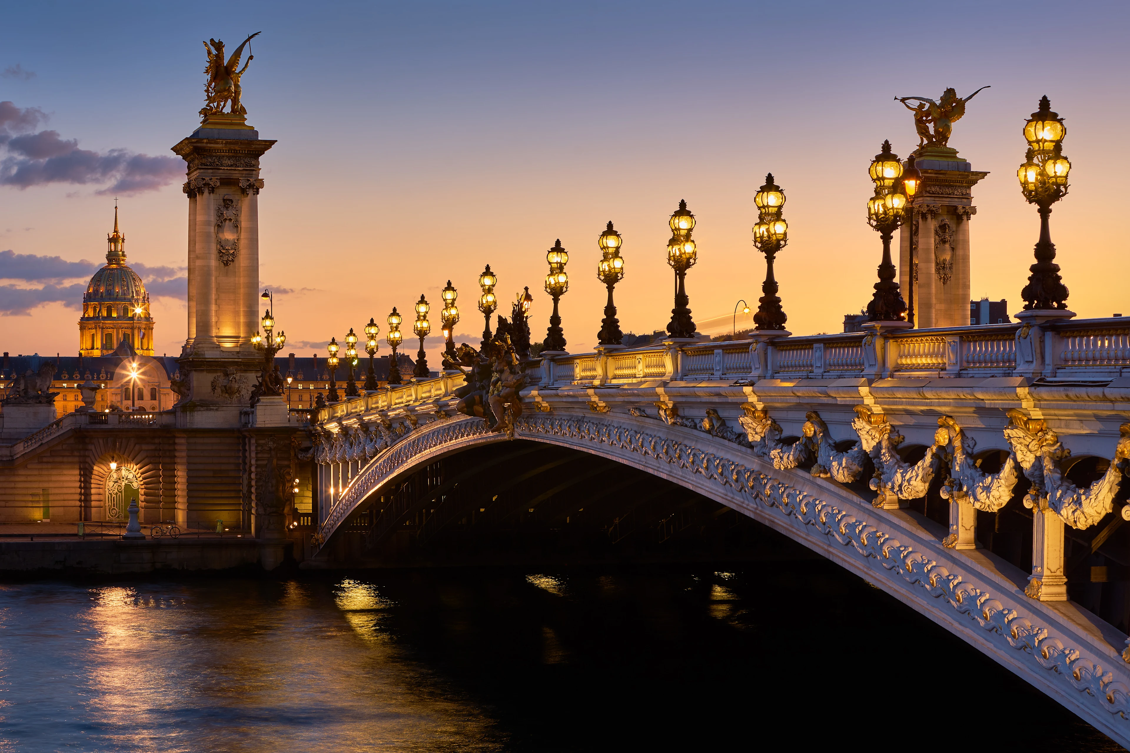 Pont Alexandre III - bro i Paris i skymningen