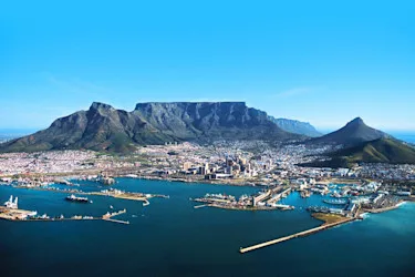 Luftfoto av Cape Town med Table Mountain og havnen i forgrunnen.  