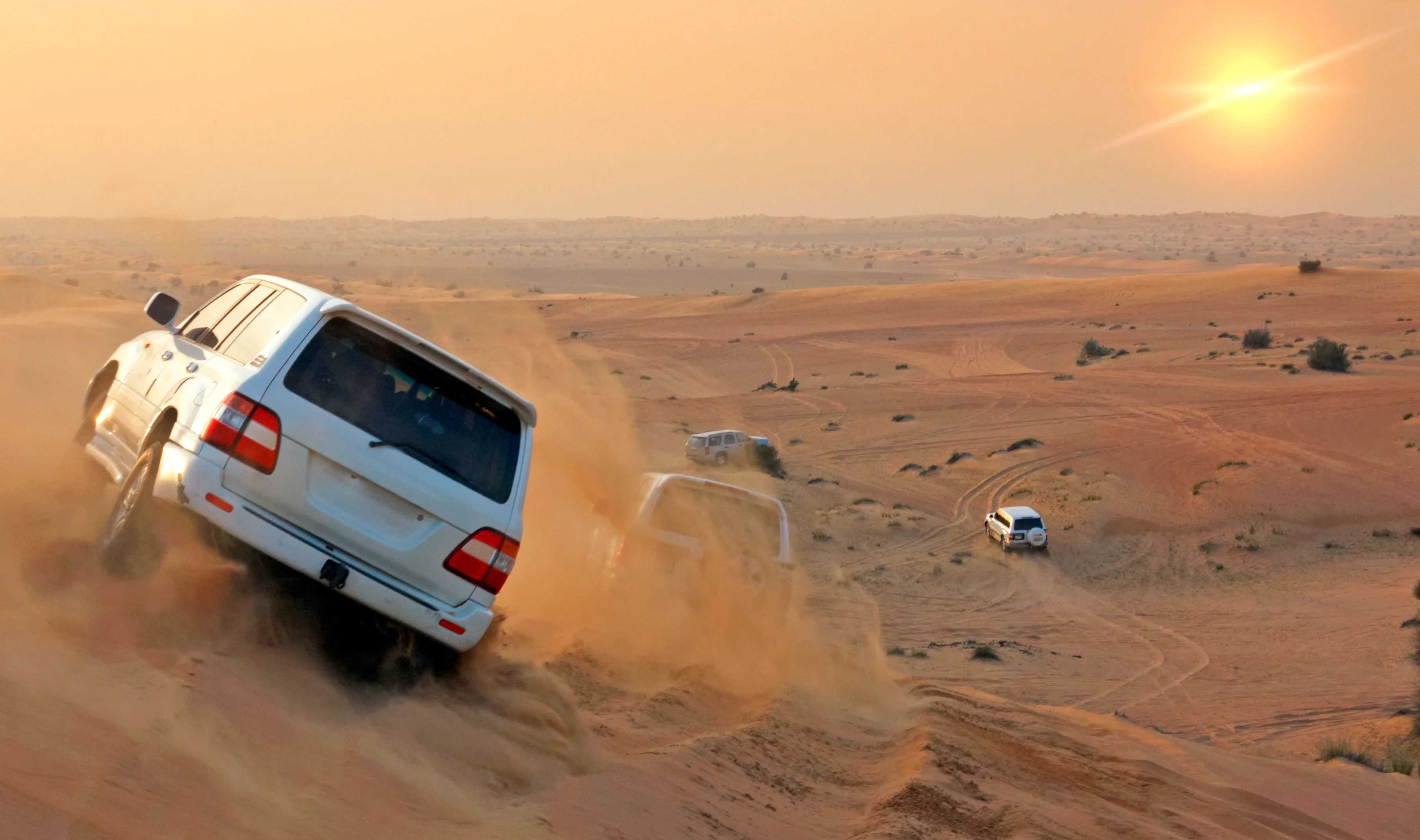 Jeep i ørkenen utenfor Abu Dhabi