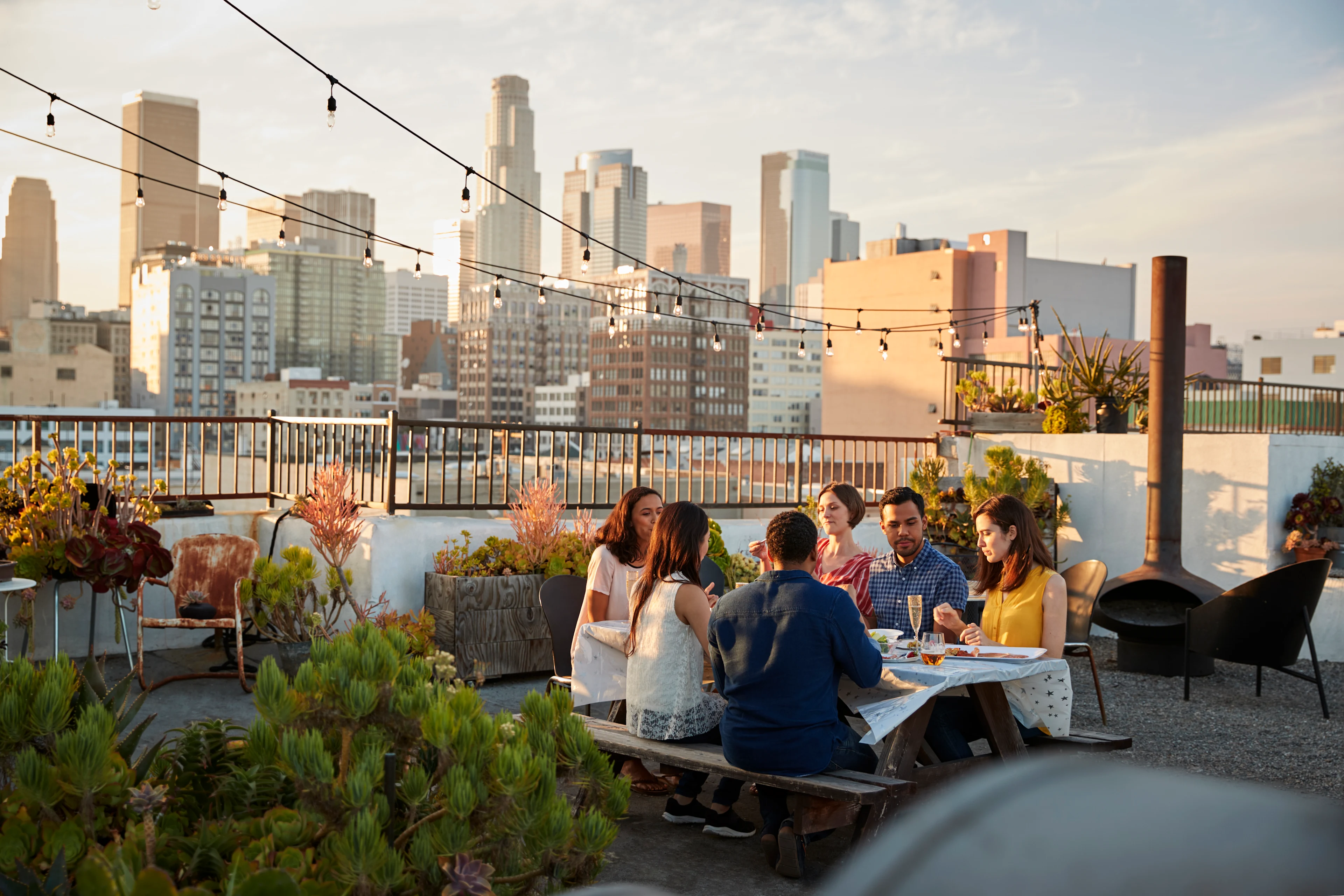 Takbar i Downtown Los Angeles med utsikt över stadens skyline i kvällssolen.